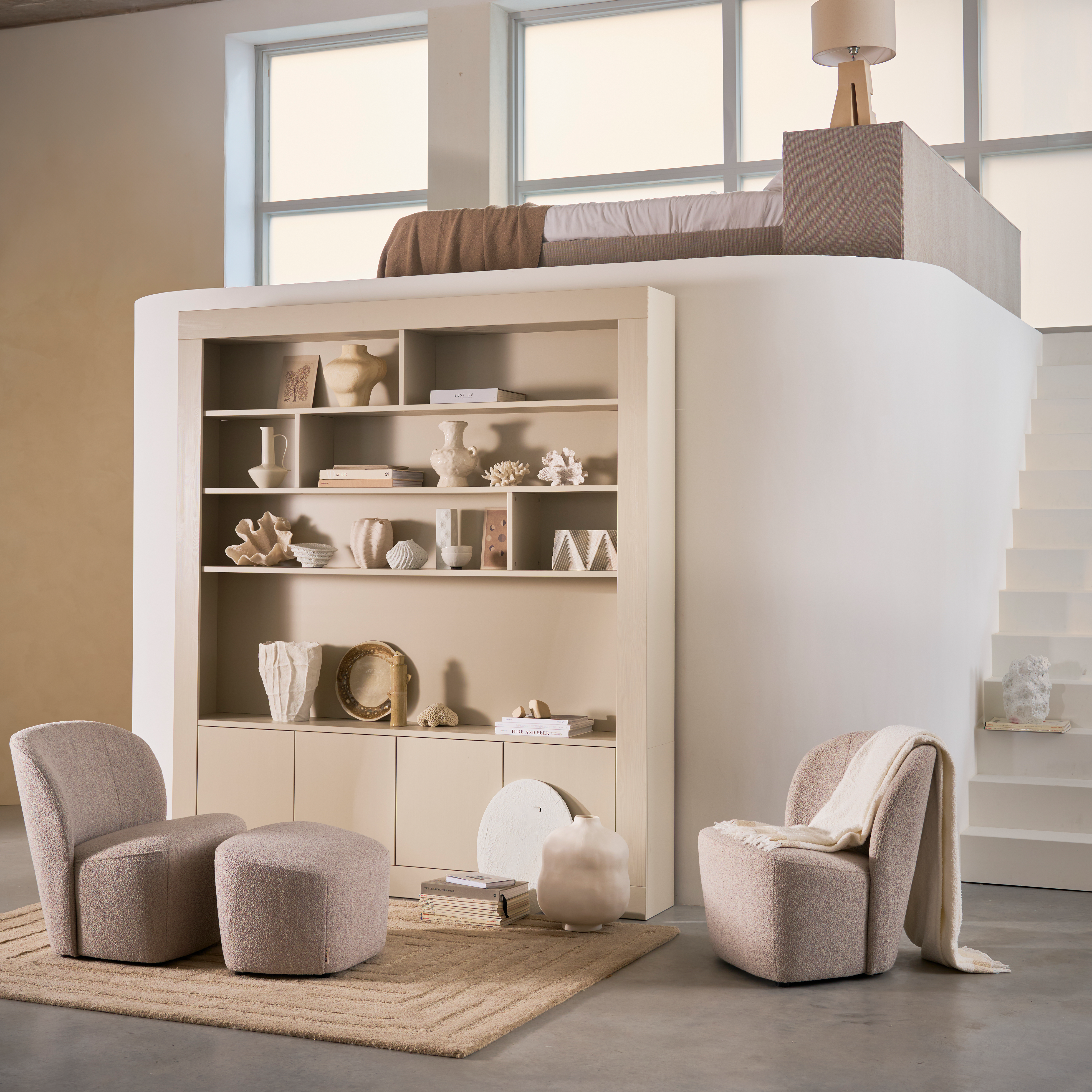 400545-D-375153-HON-375153-HOG-375165-HOG-01_SF_VT_Wallcover_wandkast_210cm_Lofty_fauteuil_hocker_vierkant.png?auto=webp&format=png&width=1500&height=1500