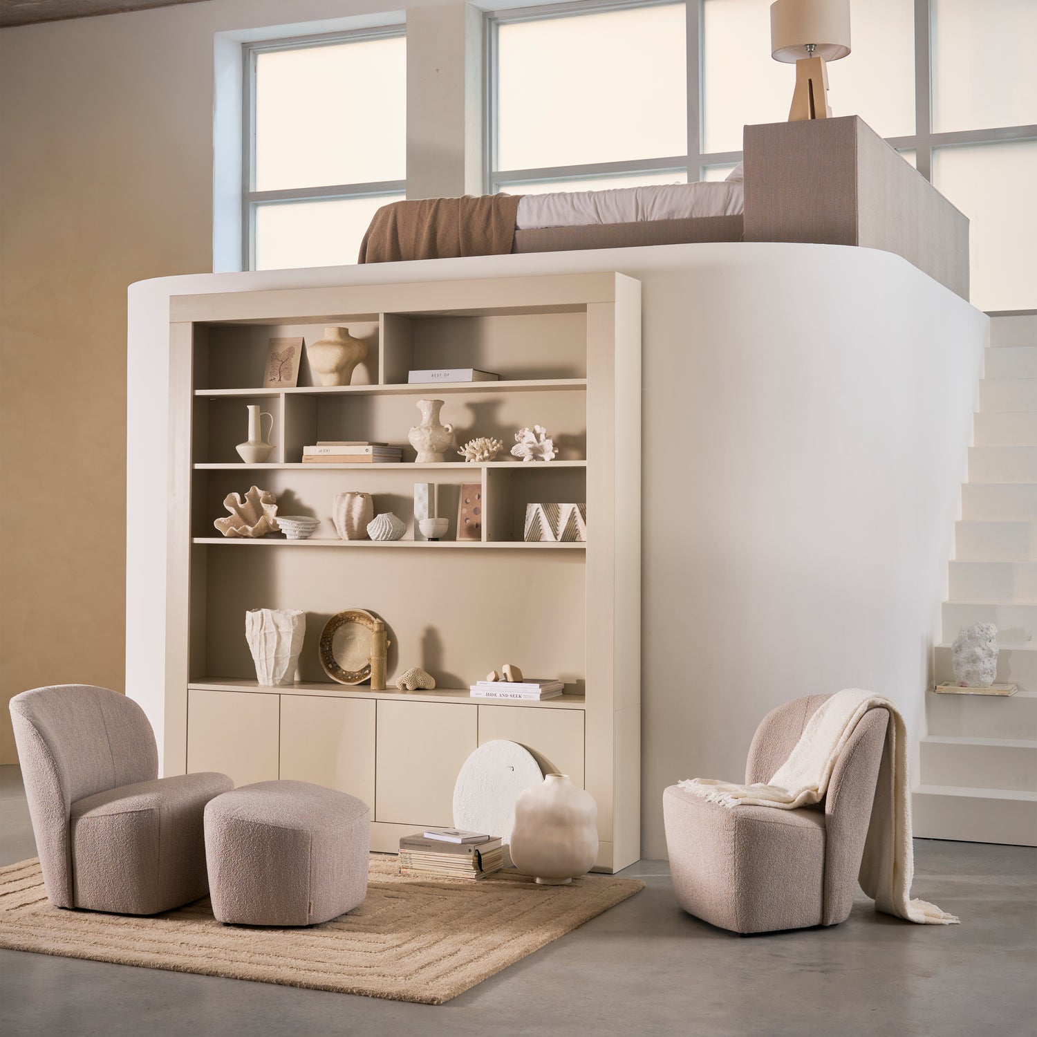 400545-D-375153-HON-375153-HOG-375165-HOG-01_SF_VT_Wallcover_wandkast_210cm_Lofty_fauteuil_hocker_vierkant.png?auto=webp&format=png&width=1500&height=1500