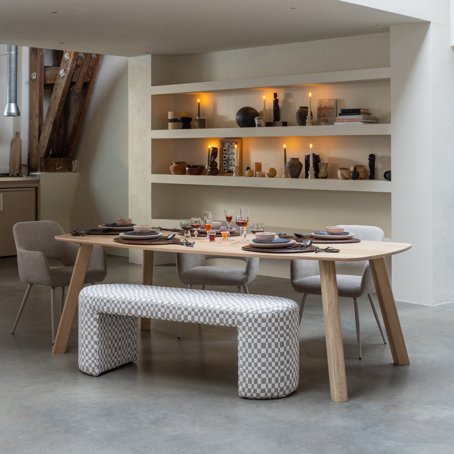 374081-Z-375098-TP-374076-N-801357-N-01_SF_WE_Jacob_bankje_Tablo_eettafel_deens_ovaal_Jenny_eetkamerstoel_Troop_kandelaren_VIERKANT.jpg?auto=webp&format=png&width=1500&height=1500