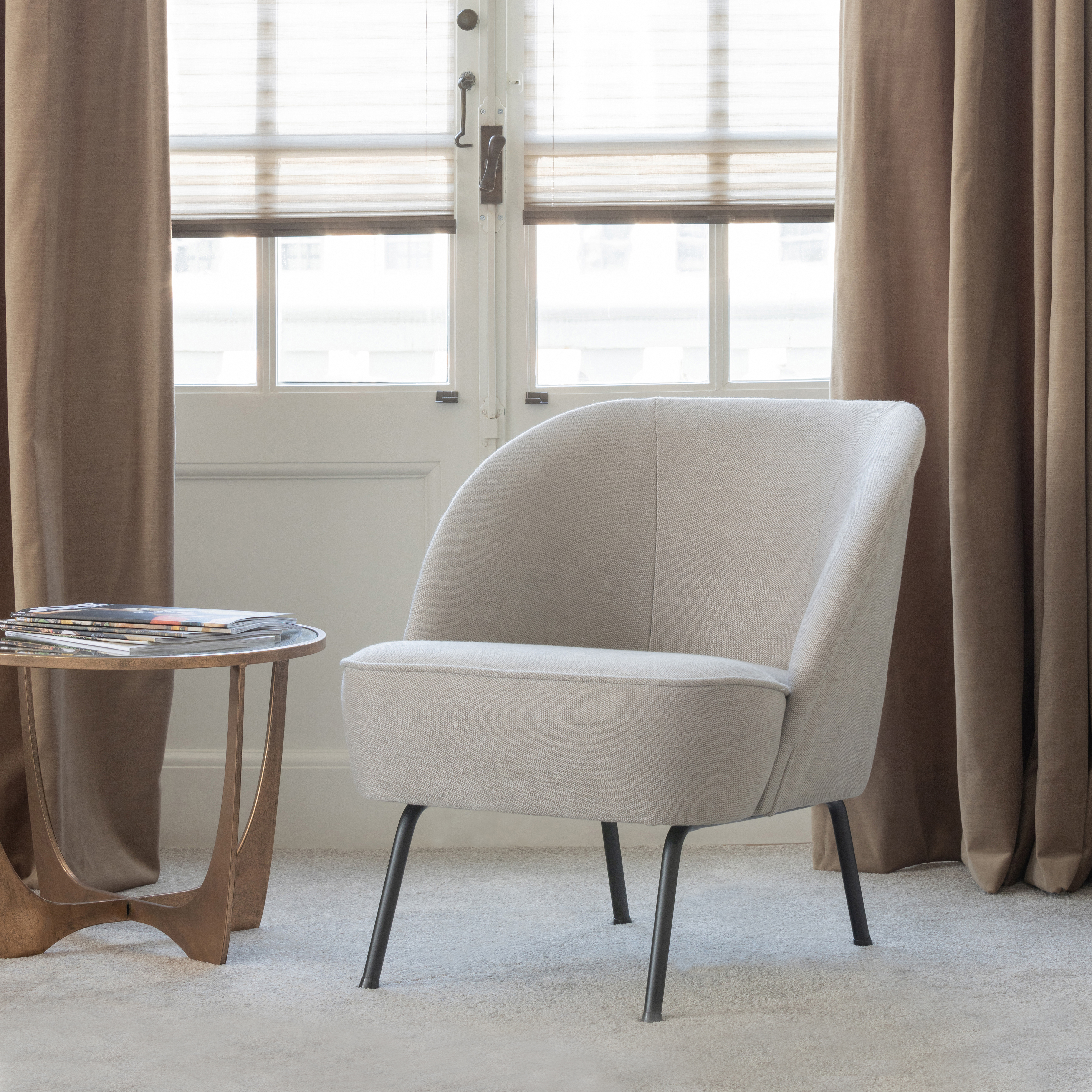 800748-S-801187-K-02_SF_BP_Vogue_fauteuil_zand_Silky_bijzettafel_koper_VIERKANT.jpg?auto=webp&format=png&width=1500&height=1500