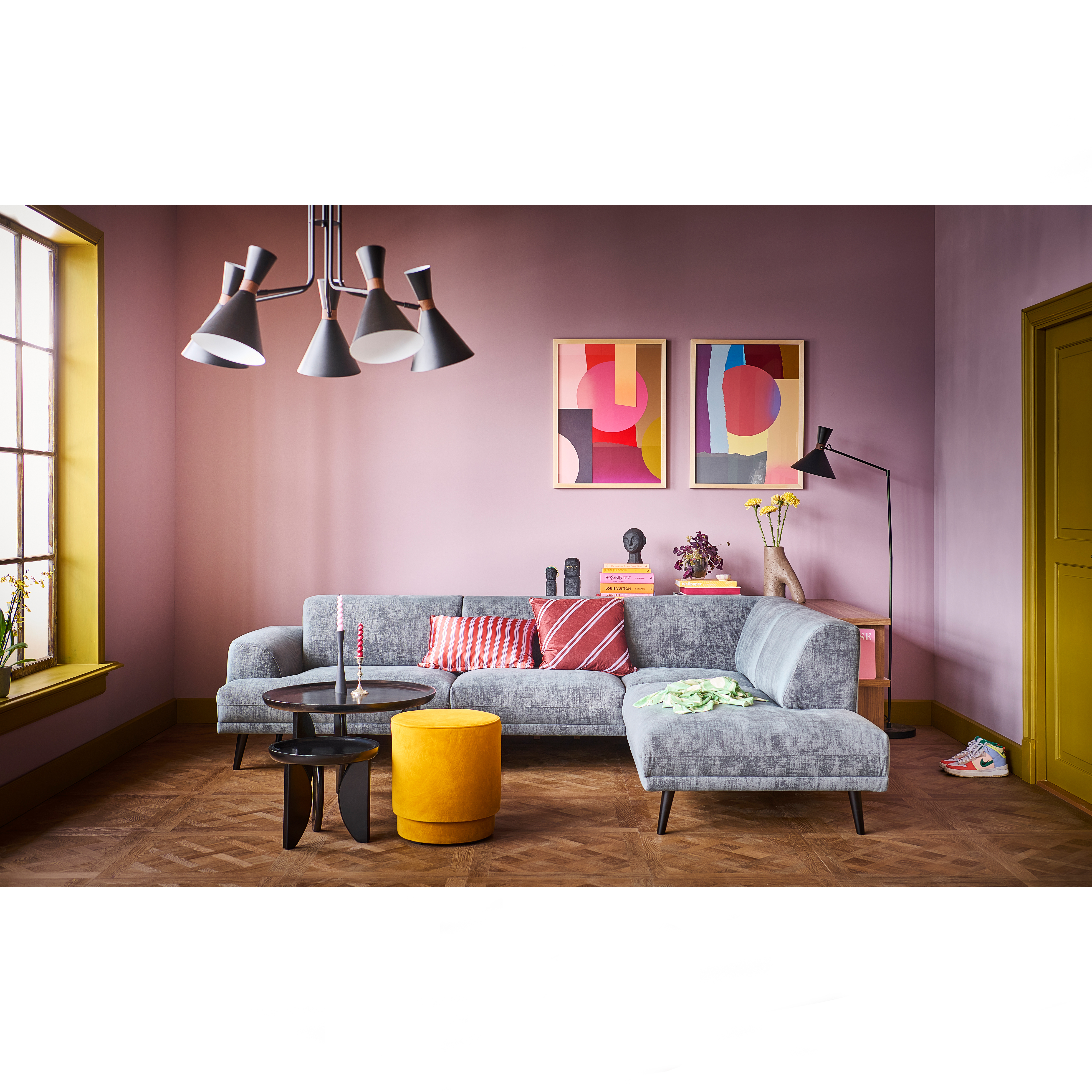 375163-L-400455-Z-375131-STO-01_SF_VT_brush_hoekbank_rechts_leigrijs_Set_v2_high_heels_bijzettafels_Pearl_poef_mat_fluweel_oker.jpg?auto=webp&format=png&width=1500&height=1500