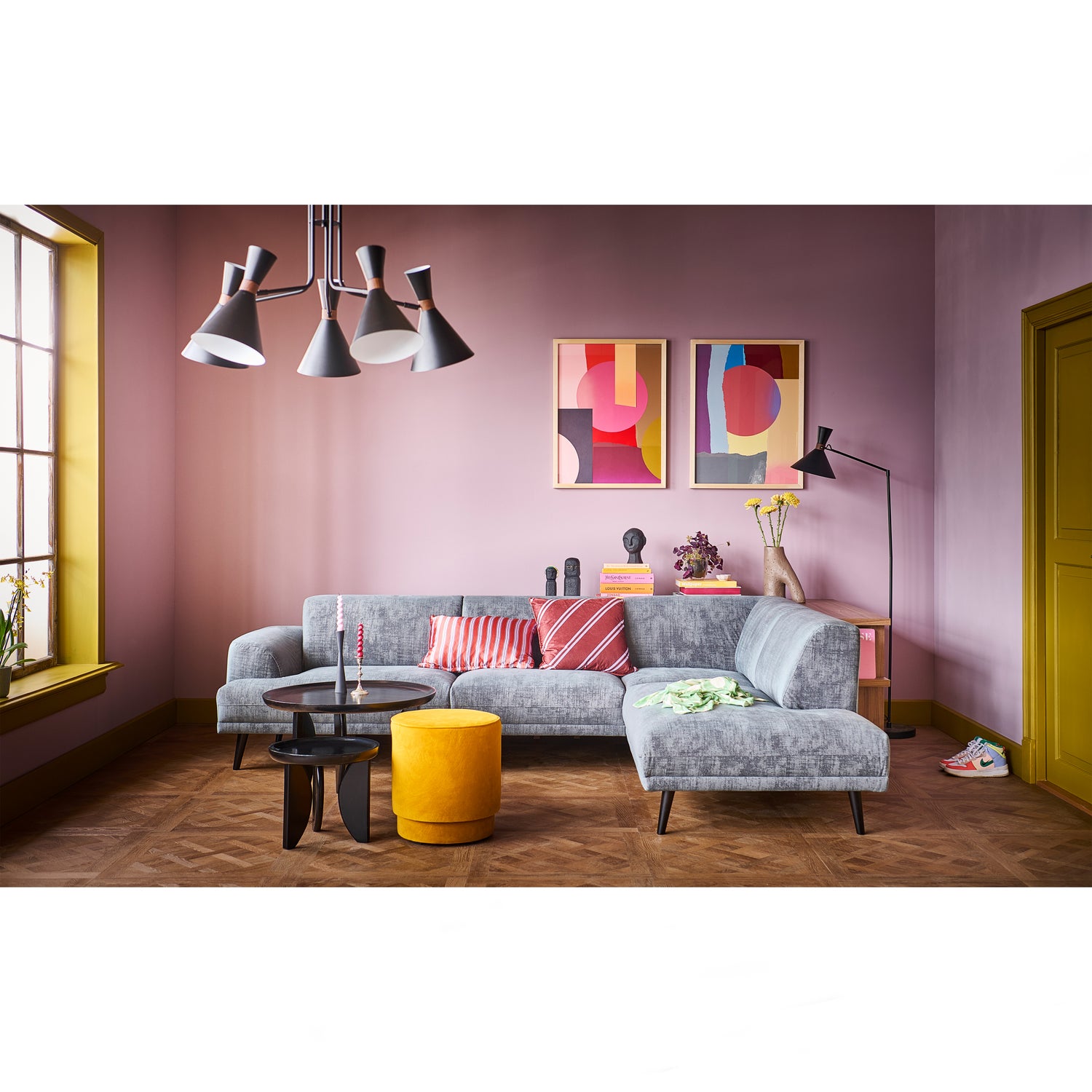 375163-L-400455-Z-375131-STO-01_SF_VT_brush_hoekbank_rechts_leigrijs_Set_v2_high_heels_bijzettafels_Pearl_poef_mat_fluweel_oker.jpg?auto=webp&format=png&width=1500&height=1500