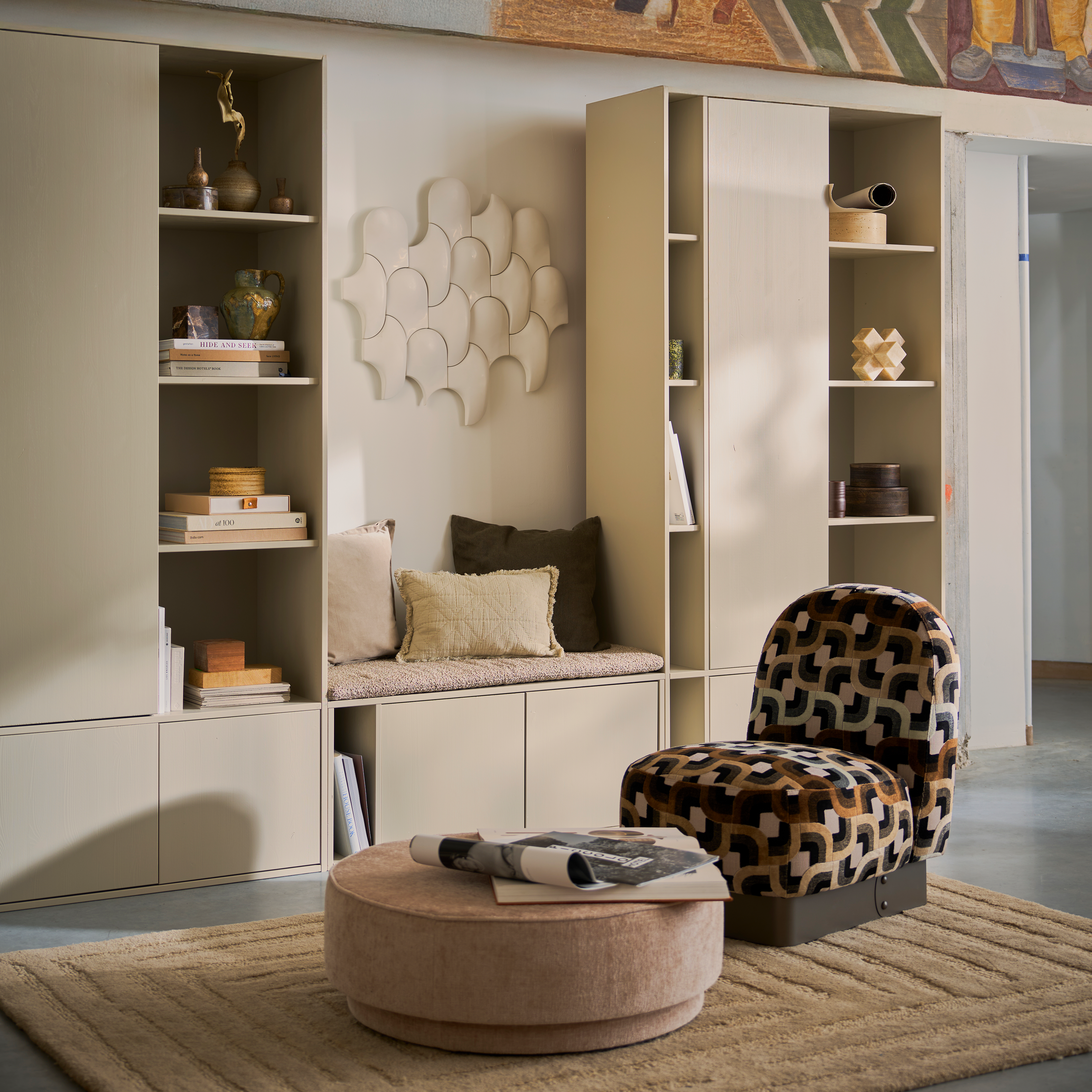 375149-BM-400529-D-400531-D-01_SF_VT_Settle_down_opberkast_108cm_grenen_dust_Pearl_poef_vierkant.png?auto=webp&format=png&width=1500&height=1500