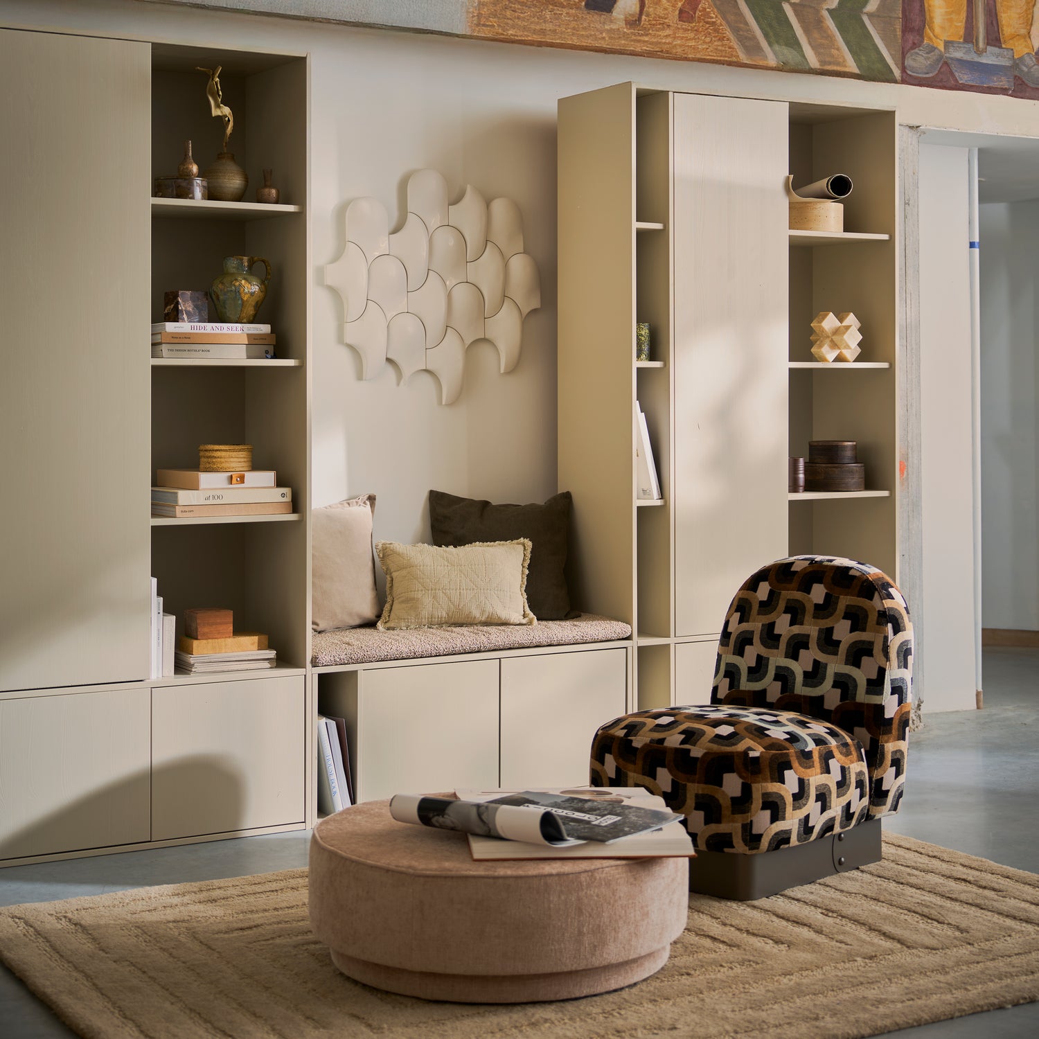 375149-BM-400529-D-400531-D-01_SF_VT_Settle_down_opberkast_108cm_grenen_dust_Pearl_poef_vierkant.png?auto=webp&format=png&width=1500&height=1500