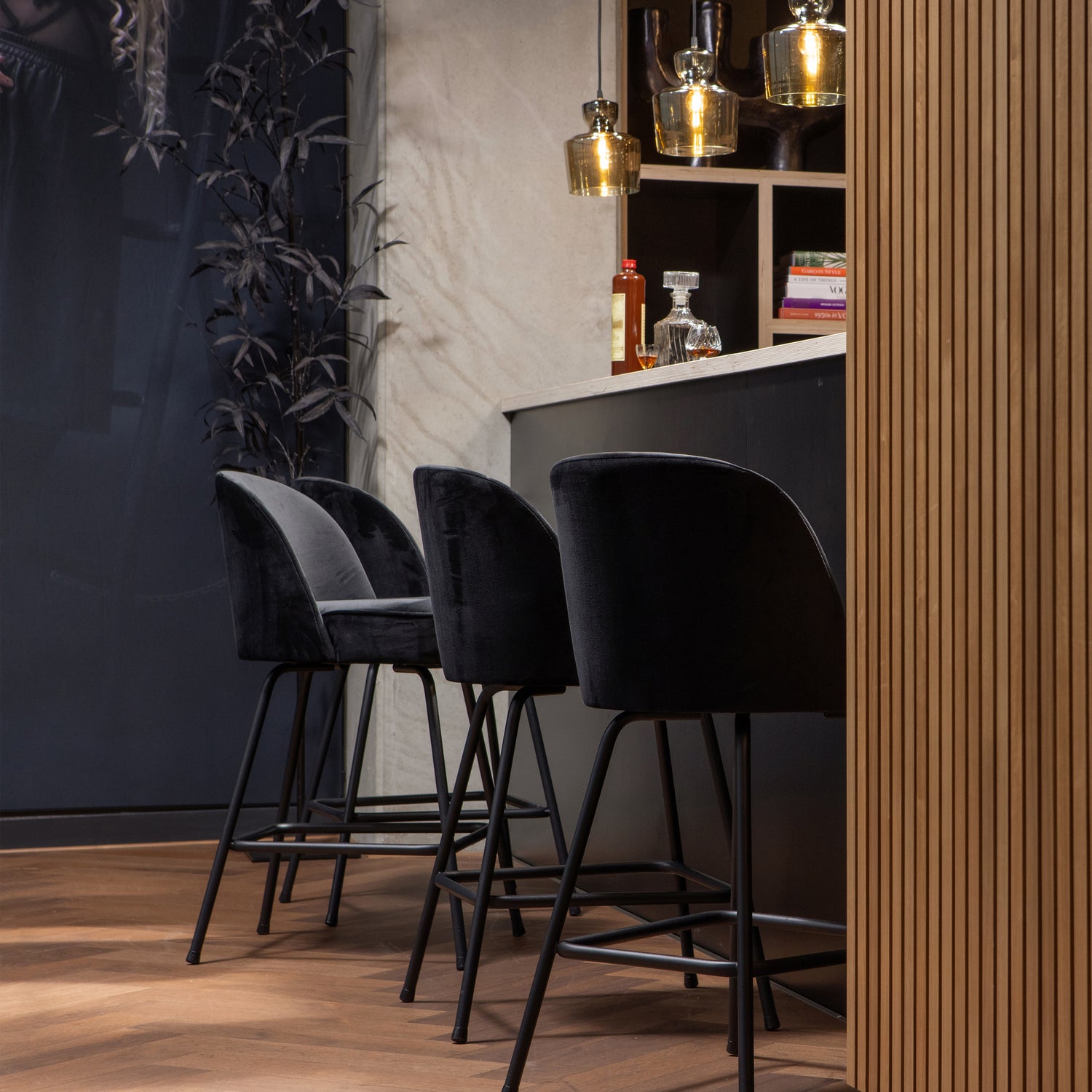 800294-Z-800131-B-01_SF_BP_Vogue_barstoel_zwart_Stream_hanglamp_glas_VIERKANT.jpg?auto=webp&format=png&width=1500&height=1500