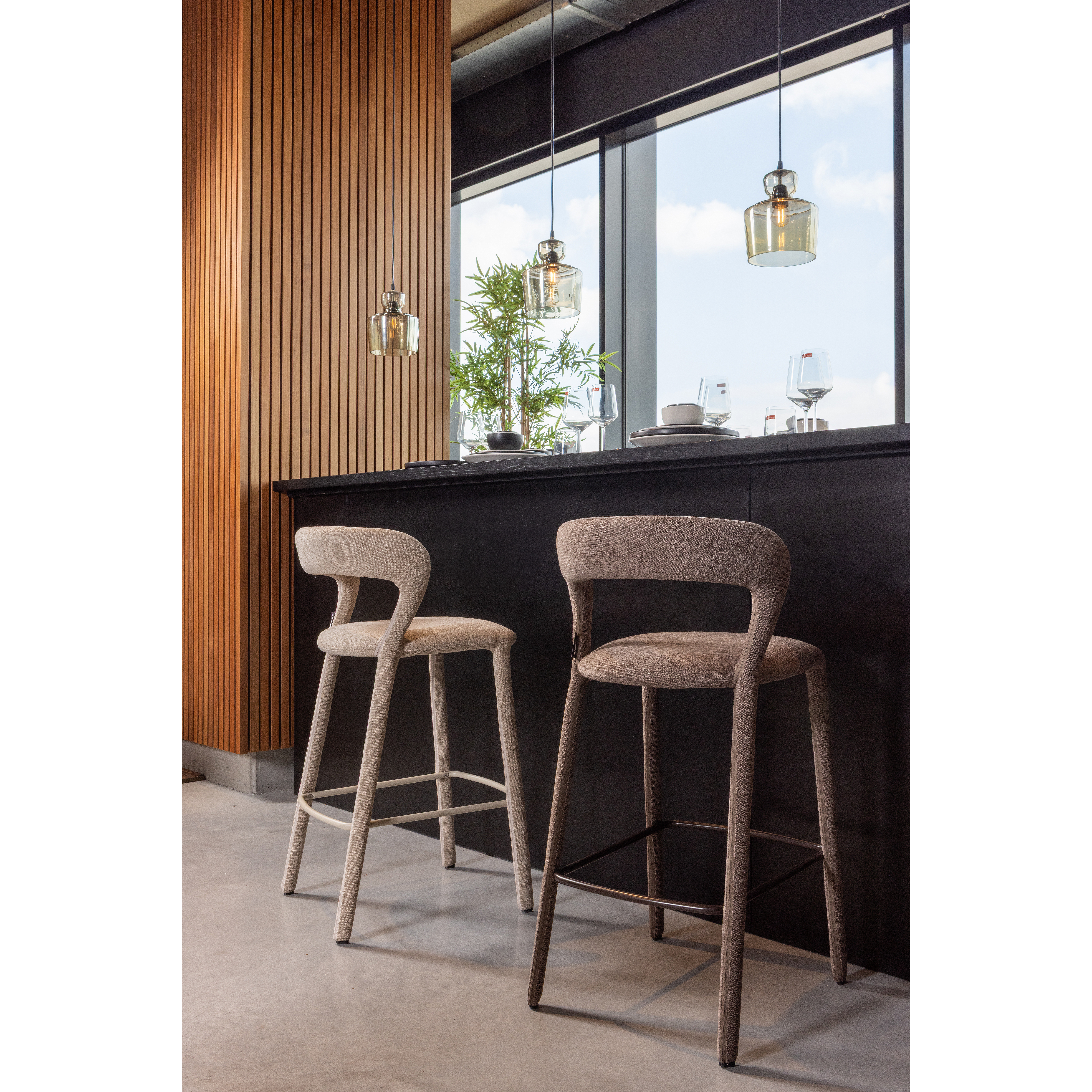 377535-T-377535-Z-02_SF_WP_Noble_barstoel_taupe-zand.png?auto=webp&format=png&width=1500&height=1500