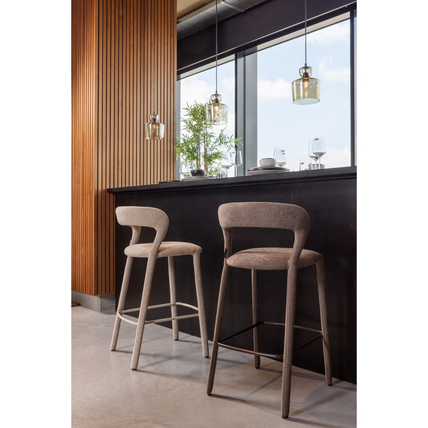 377535-T-377535-Z-02_SF_WP_Noble_barstoel_taupe-zand.png?auto=webp&format=png&width=1500&height=1500