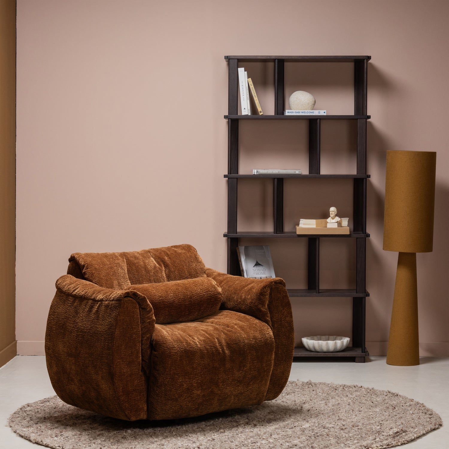 377526-MB-377499-M-801396-T-375050-B-01_SF_WE_Baggy_draaifauteuil_3D_chenille_middenbruin_Riss_boekenkast_Loft_vloerlamp_Efia_vloerkleed_vierkant.jpg?auto=webp&format=png&width=1500&height=1500