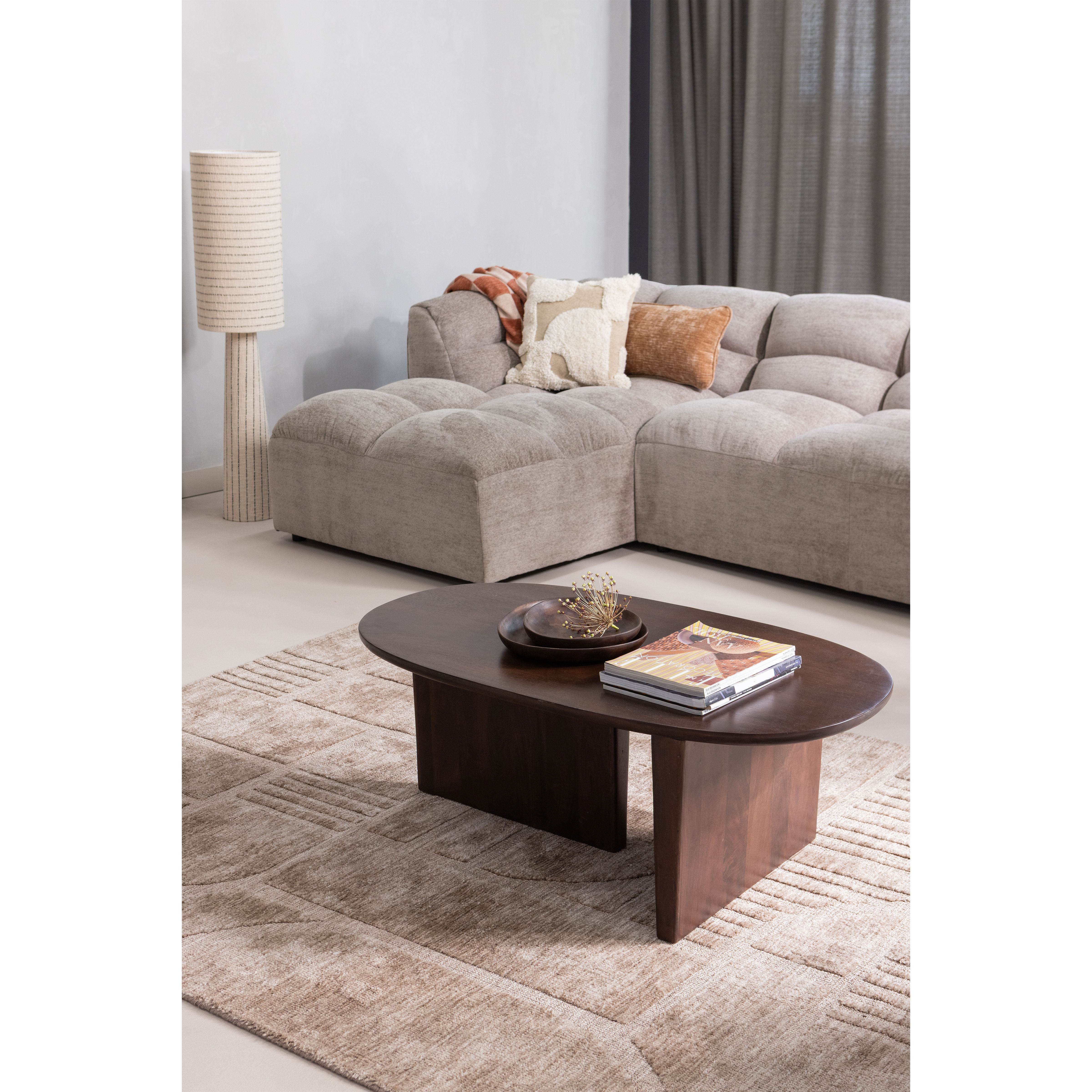 379547-Z-801337-W-377625-T-801396-NS-02_SF_ES_Tibas_longue_Seam_salontafel_Lovi_vloerkleed_Loft_lamp.png?auto=webp&format=png&width=1500&height=1500