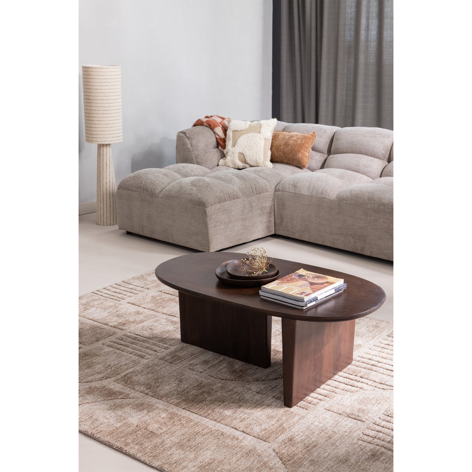379547-Z-801337-W-377625-T-801396-NS-02_SF_ES_Tibas_longue_Seam_salontafel_Lovi_vloerkleed_Loft_lamp.png?auto=webp&format=png&width=1500&height=1500