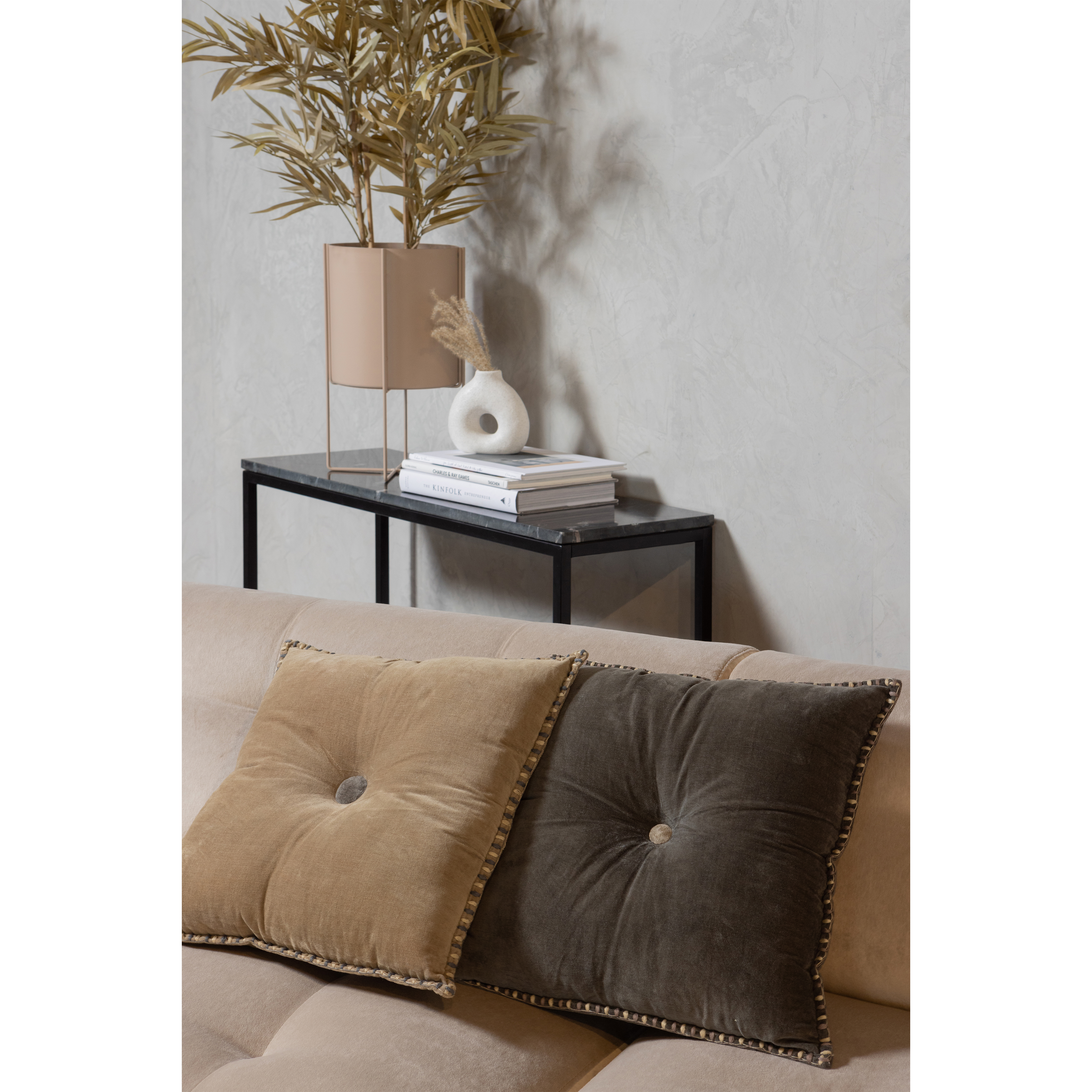 373864-S-373864-M-373450-T-373681-S-800222-Z-01_SF_WE_Levy_Lloyd_hoekbank_rechts_sea_salt_Arda_plantenpot_toffee_Mellow.jpg?auto=webp&format=png&width=1500&height=1500