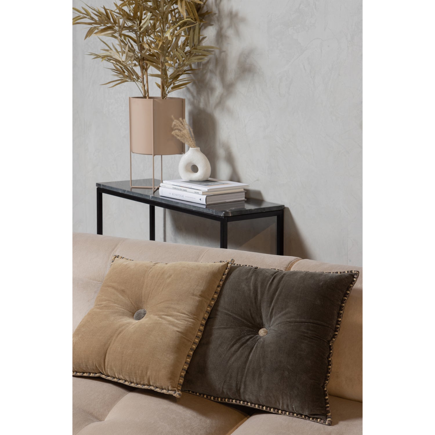 373864-S-373864-M-373450-T-373681-S-800222-Z-01_SF_WE_Levy_Lloyd_hoekbank_rechts_sea_salt_Arda_plantenpot_toffee_Mellow.jpg?auto=webp&format=png&width=1500&height=1500