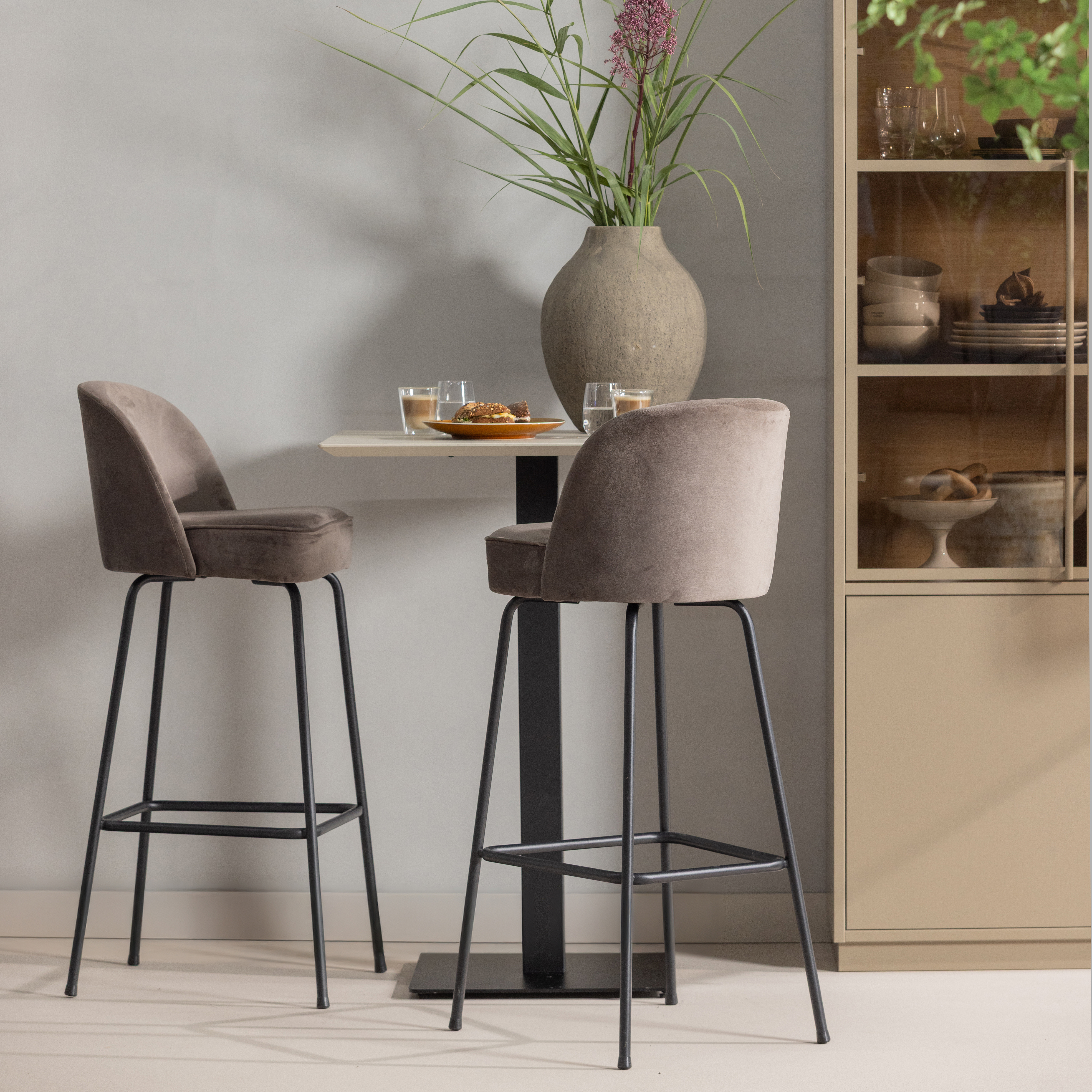 377567-M-800293-NO-02_SF_WP_Casa_buffetkast_Vogue_barstoel_vierkant.png?auto=webp&format=png&width=1500&height=1500