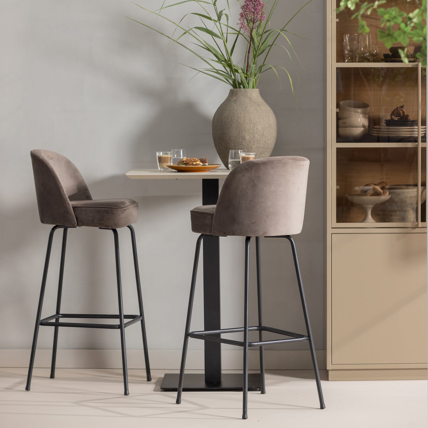 377567-M-800293-NO-02_SF_WP_Casa_buffetkast_Vogue_barstoel_vierkant.png?auto=webp&format=png&width=1500&height=1500