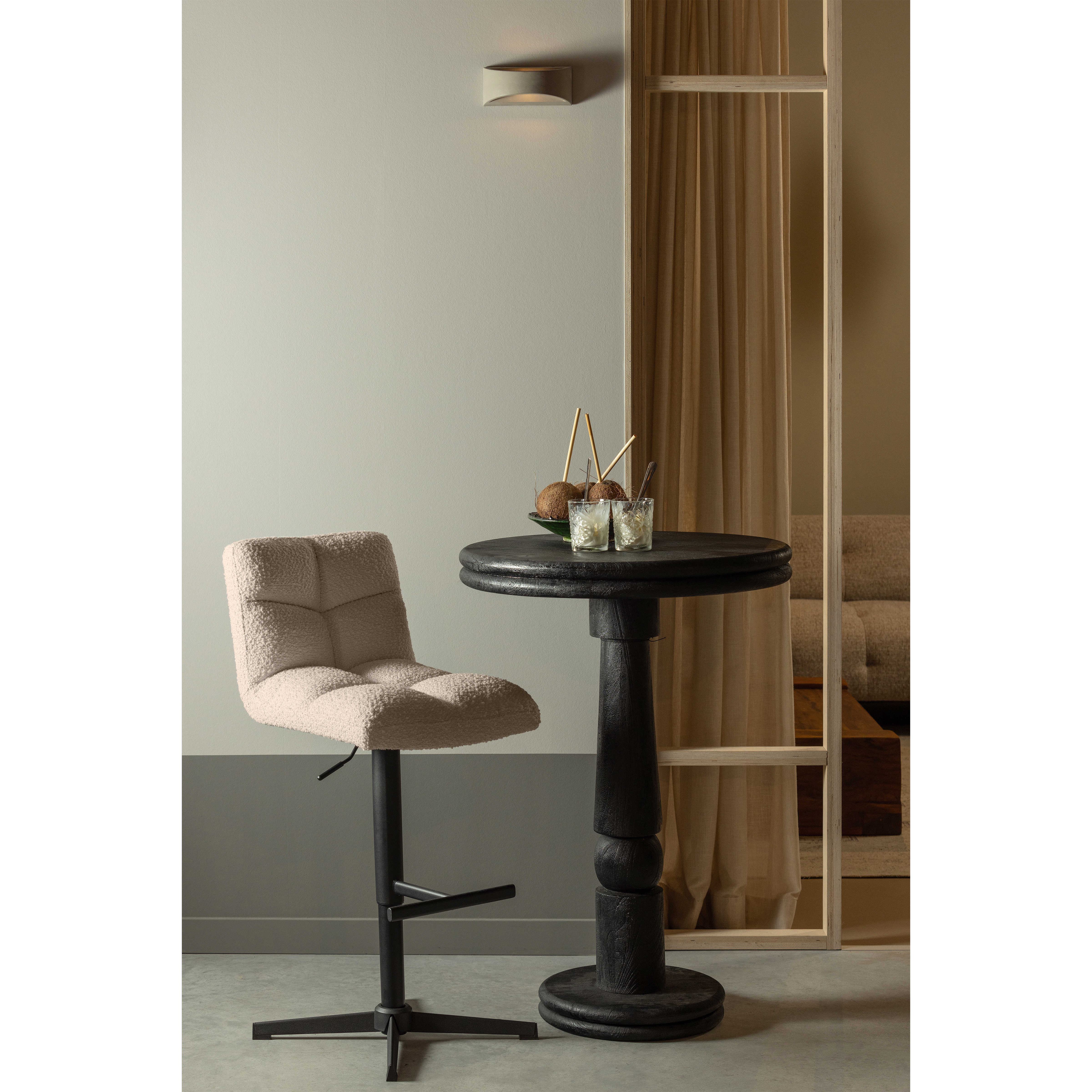 377350-Z-373977-Z-01_SF_WE_Vinny_barstoel_boucle_zand_Kolby_bartafel_hout_zwart.jpg?auto=webp&format=png&width=1500&height=1500