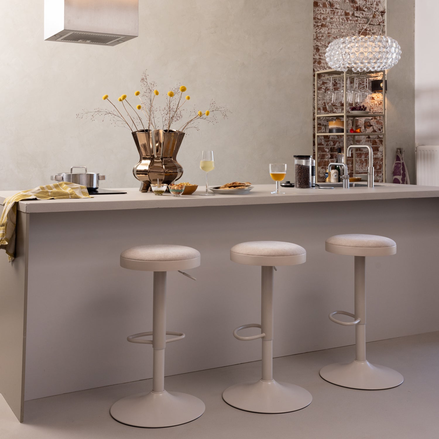 377972-Z_02_SF_WP_Mevo_barstoel_chenille_zand_vierkant.jpg?auto=webp&format=png&width=1500&height=1500