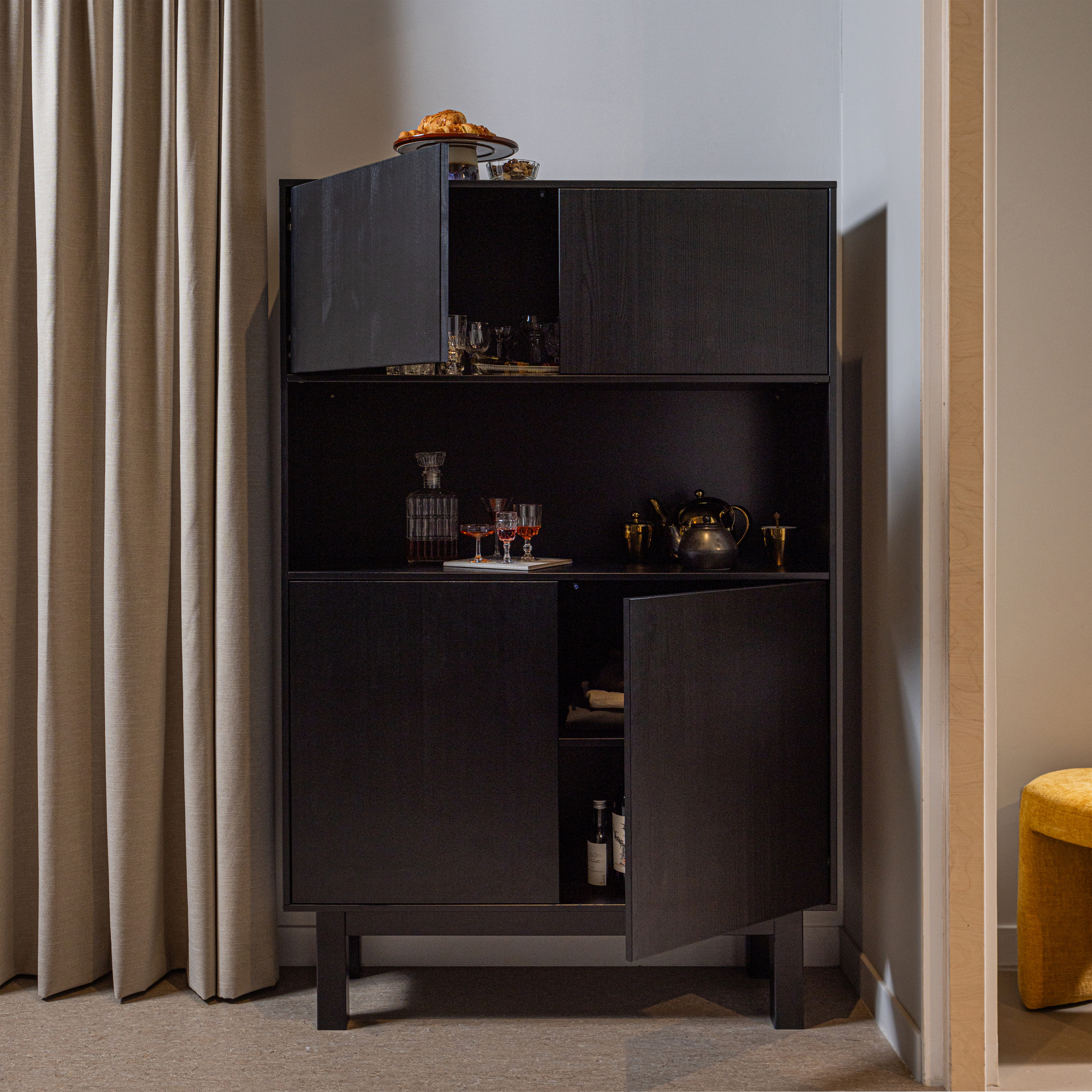 373467-Z-02_SF_WE_Finca_buffet_-_Drankkast_grenen_diep_zwart_vierkant.jpg?auto=webp&format=png&width=1500&height=1500