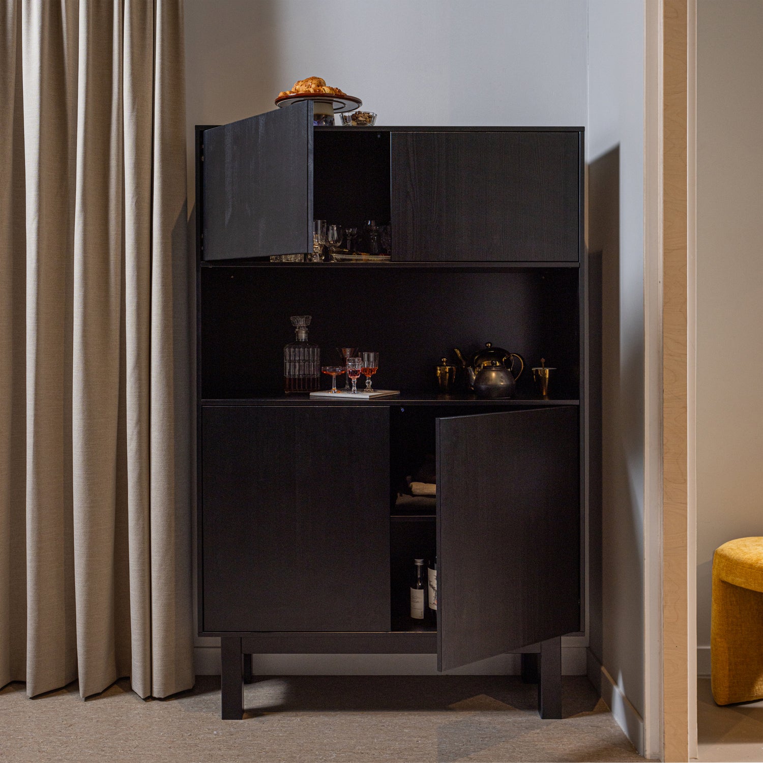 373467-Z-02_SF_WE_Finca_buffet_-_Drankkast_grenen_diep_zwart_vierkant.jpg?auto=webp&format=png&width=1500&height=1500