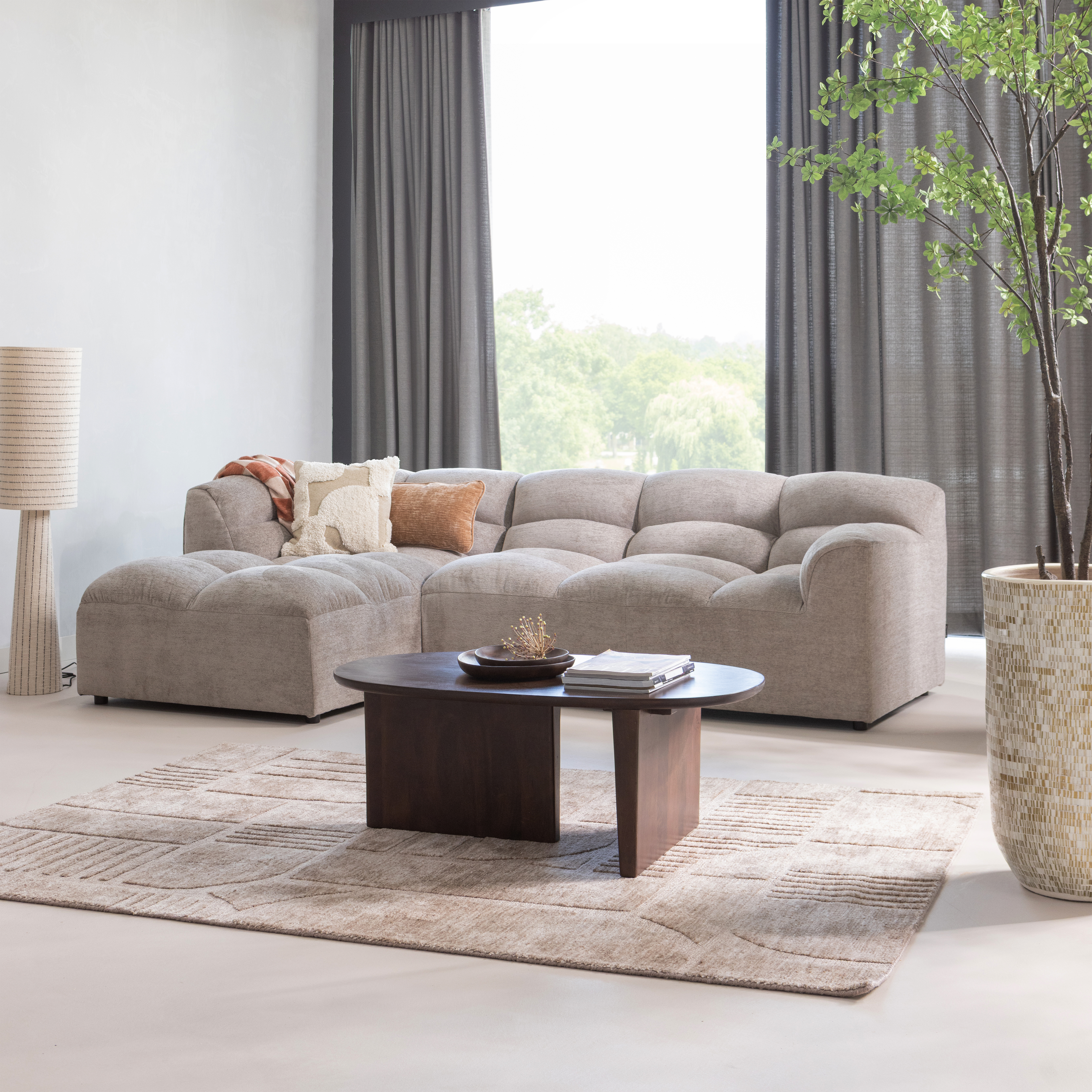 379547-Z-801337-W-377625-T-801396-NS-01_SF_ES_Tibas_longue_Seam_salontafel_Lovi_vloerkleed_Loft_lamp_vierkant.png?auto=webp&format=png&width=1500&height=1500