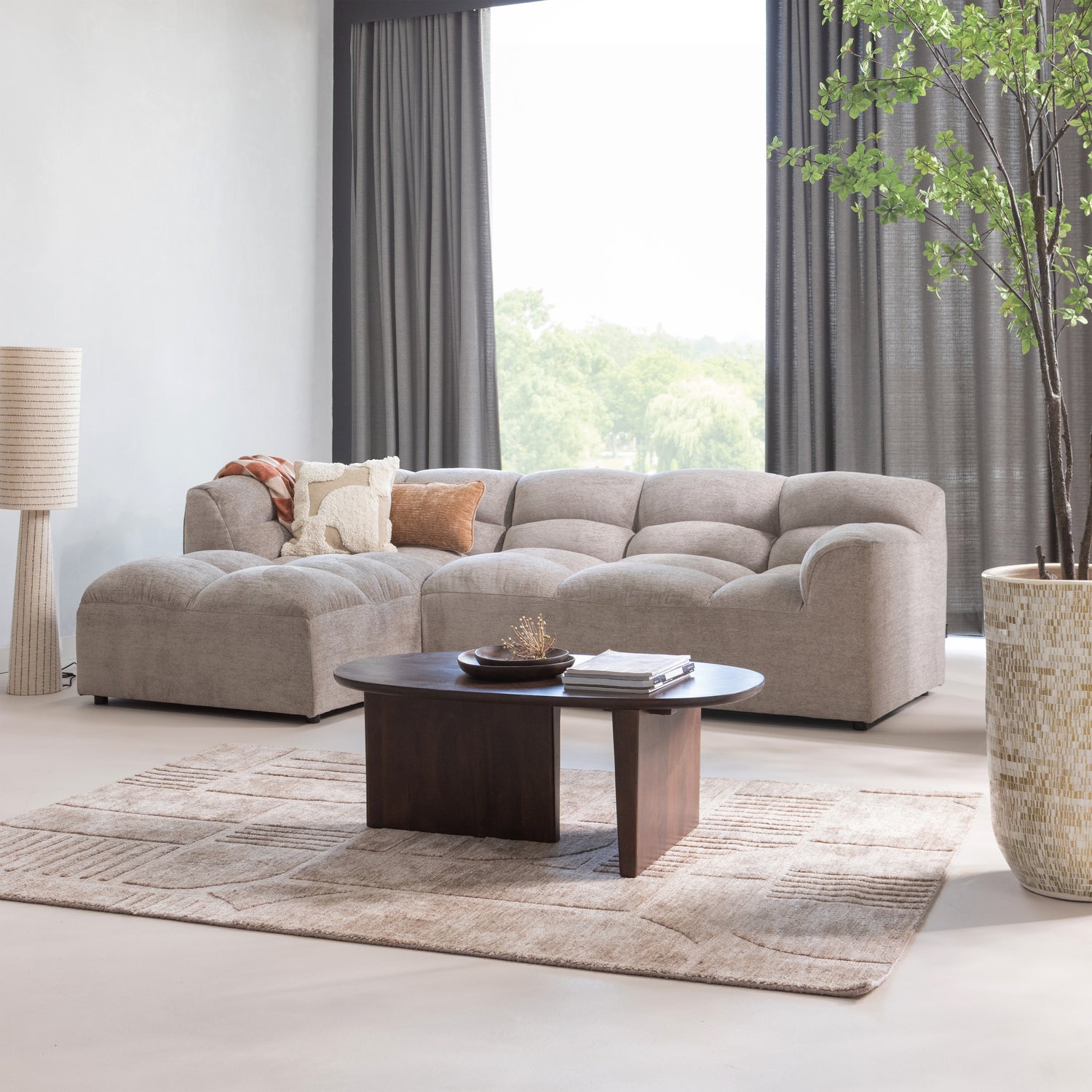 379547-Z-801337-W-377625-T-801396-NS-01_SF_ES_Tibas_longue_Seam_salontafel_Lovi_vloerkleed_Loft_lamp_vierkant.png?auto=webp&format=png&width=1500&height=1500