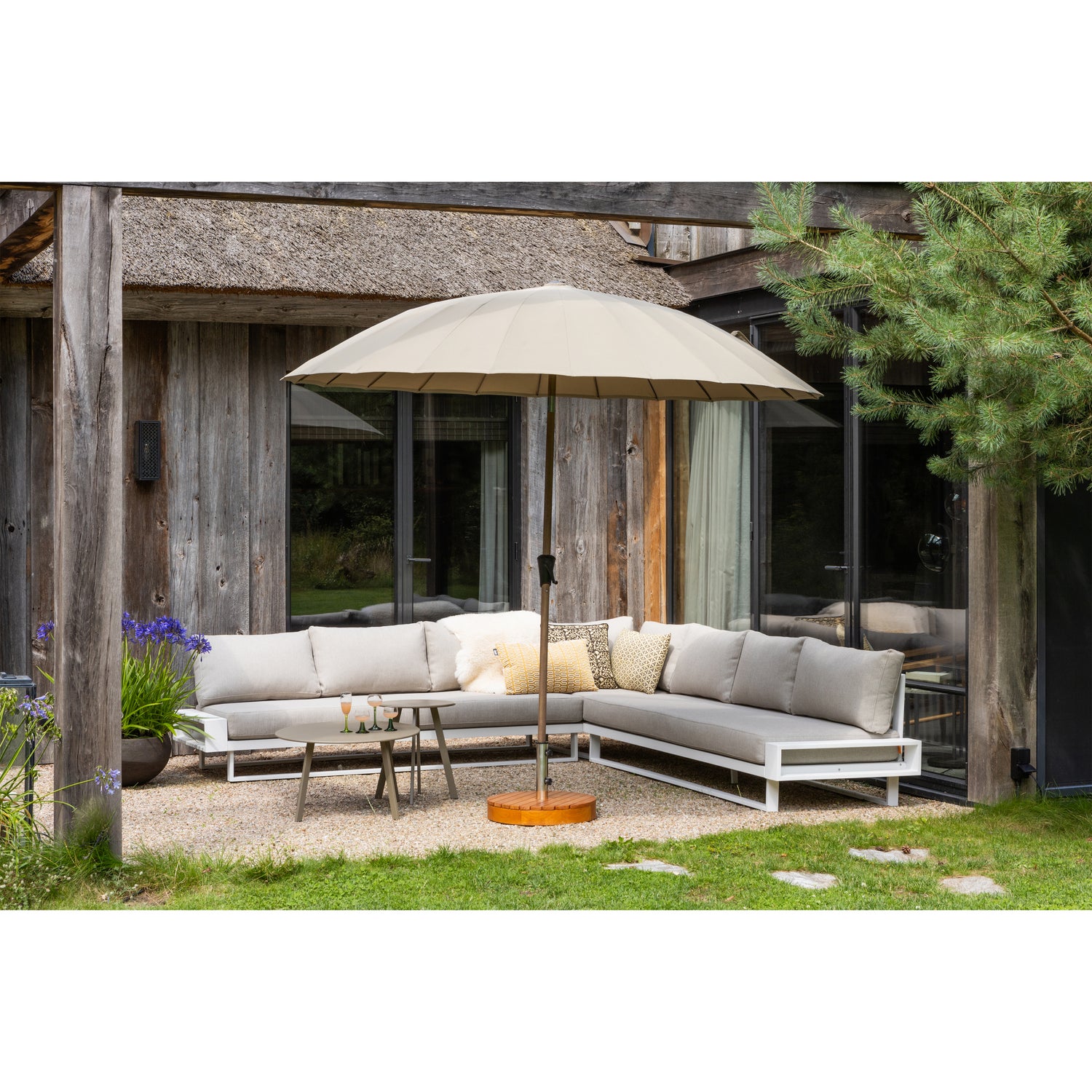 500012-W-377442-Z-377443-N-377184-U-377183-U-01_SF_EXT_Flint_hoekbank_Monica_parasol_parasolvoet_Fer_bijzettafel.jpg?auto=webp&format=png&width=1500&height=1500