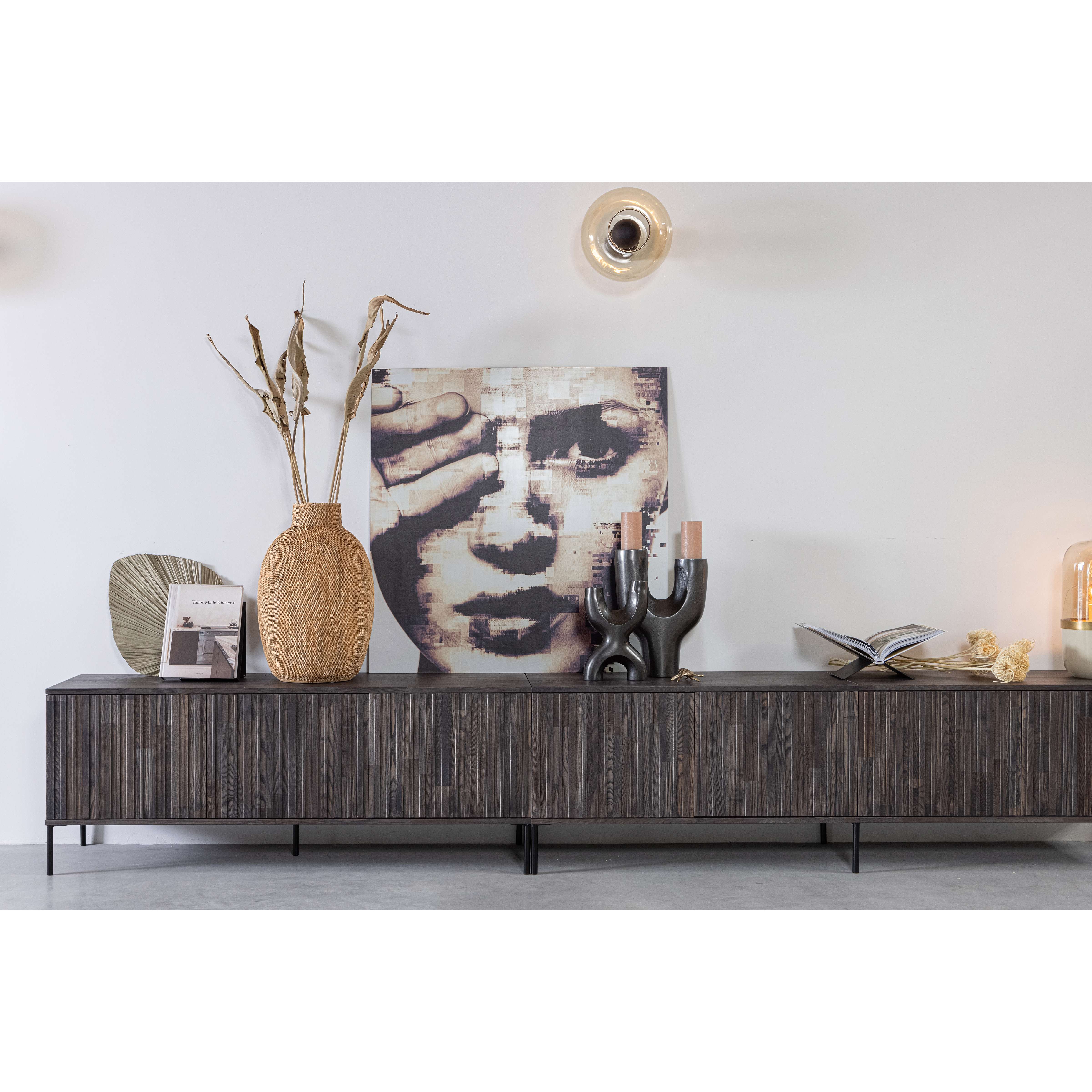 373473-E-373472-E-375415-G-377275-Z-377274-Z-377227-Z-377228-Z-01_SF_WE_Gravure_new_tv_meubel_Flora_tafellamp_Don_Y-X_Brook_boekenstandaard.jpg?auto=webp&format=png&width=1500&height=1500