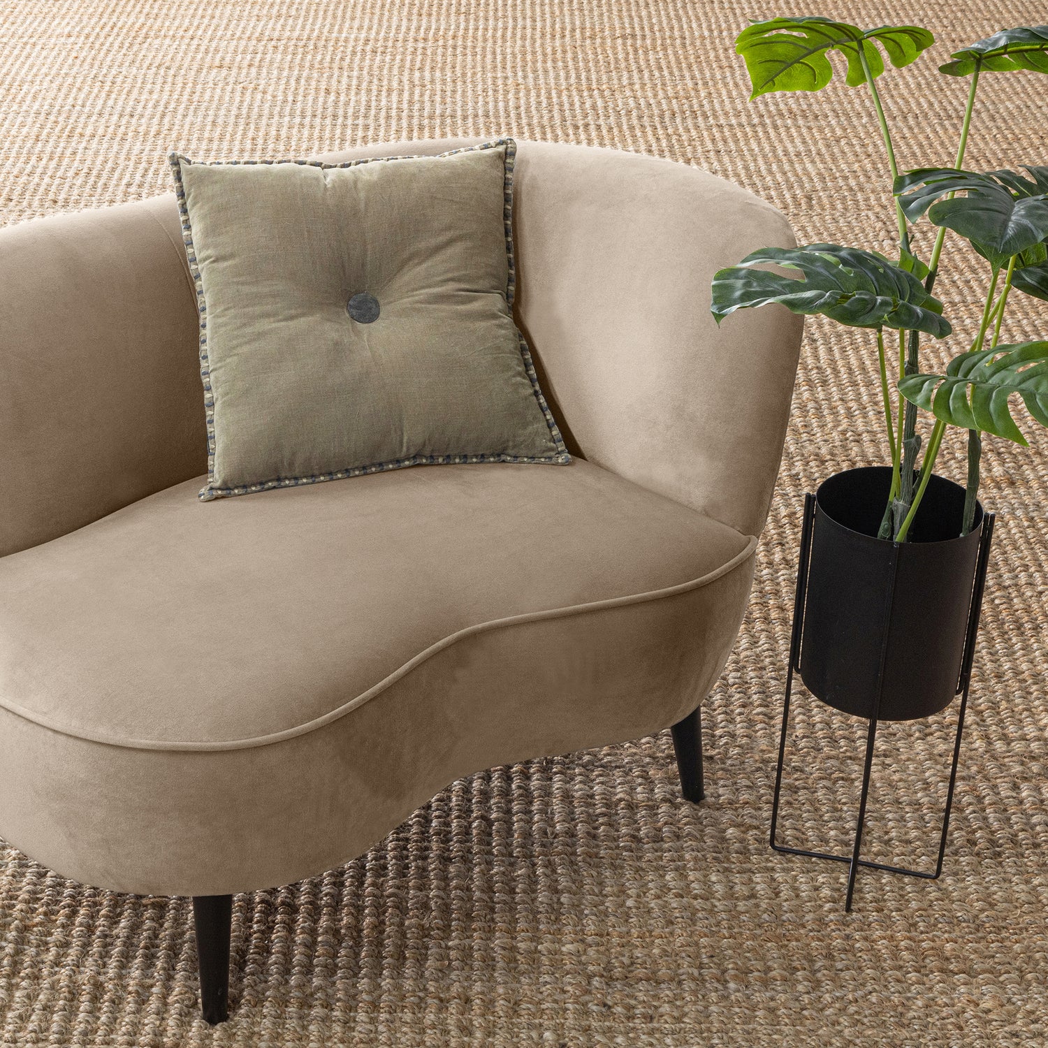 340476-KG-379591-G-01_SF_FA_Sara_lounge_fauteuil_rechts_khaki_Monstera_kunstplant_VIERKANT.jpg?auto=webp&format=png&width=1500&height=1500