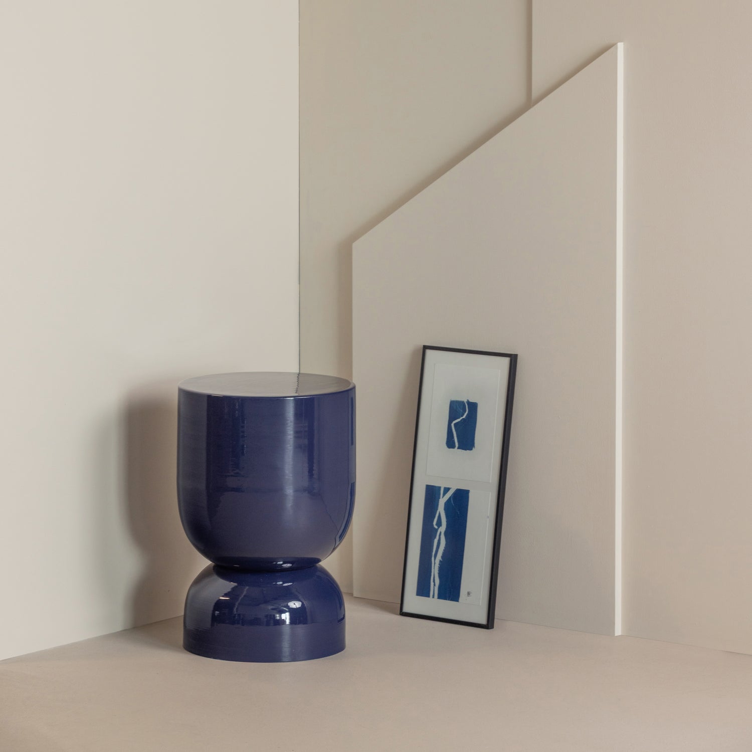 374010-B_01_SF_ES_Hekla_bijzettafel_metaal_donkerblauw_vierkant.jpg?auto=webp&format=png&width=1500&height=1500