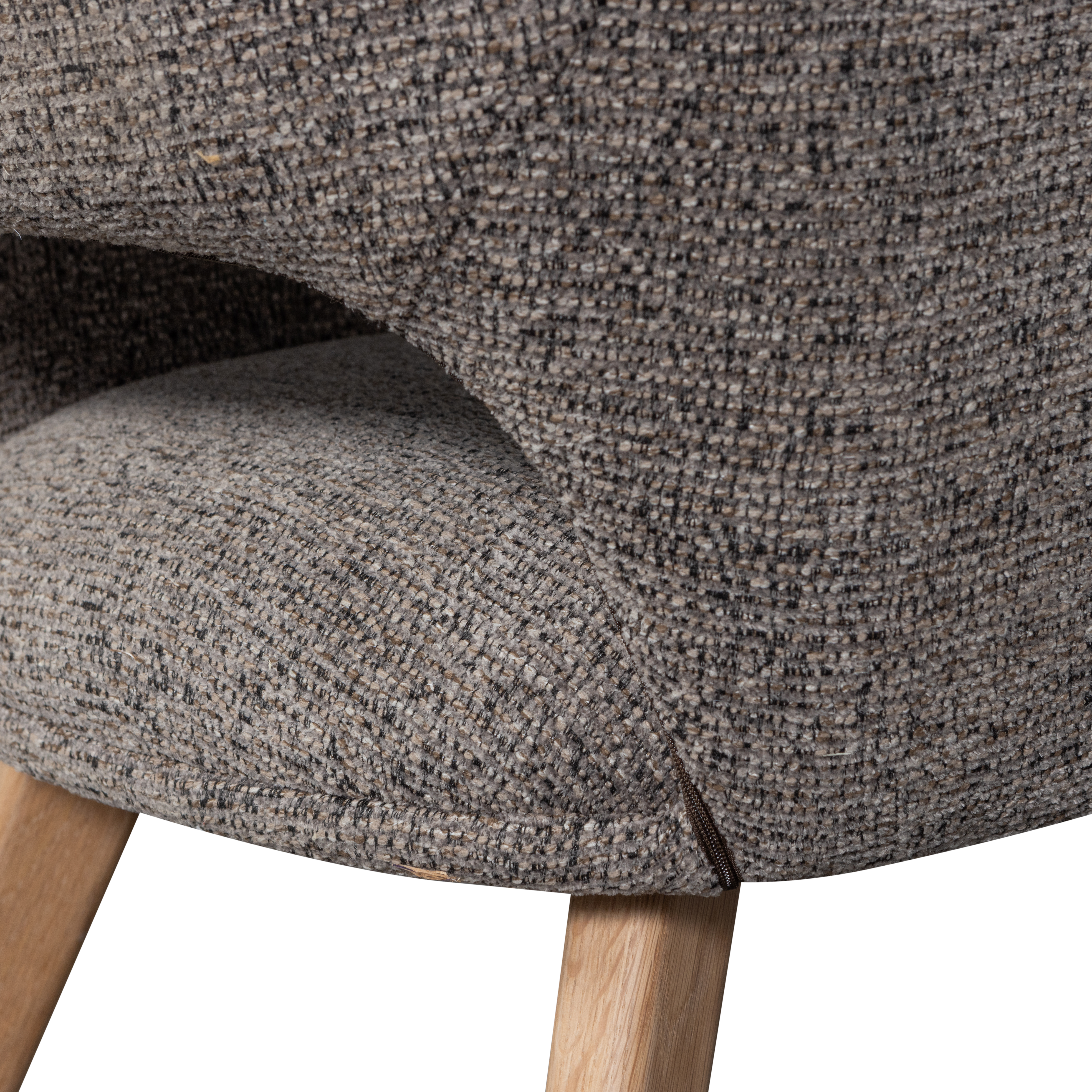 377492-TN-01_VS_PR_Murat_eetkamerstoel_taupe_met_houten_poot_naturel_detail.png?auto=webp&format=png&width=1500&height=1500