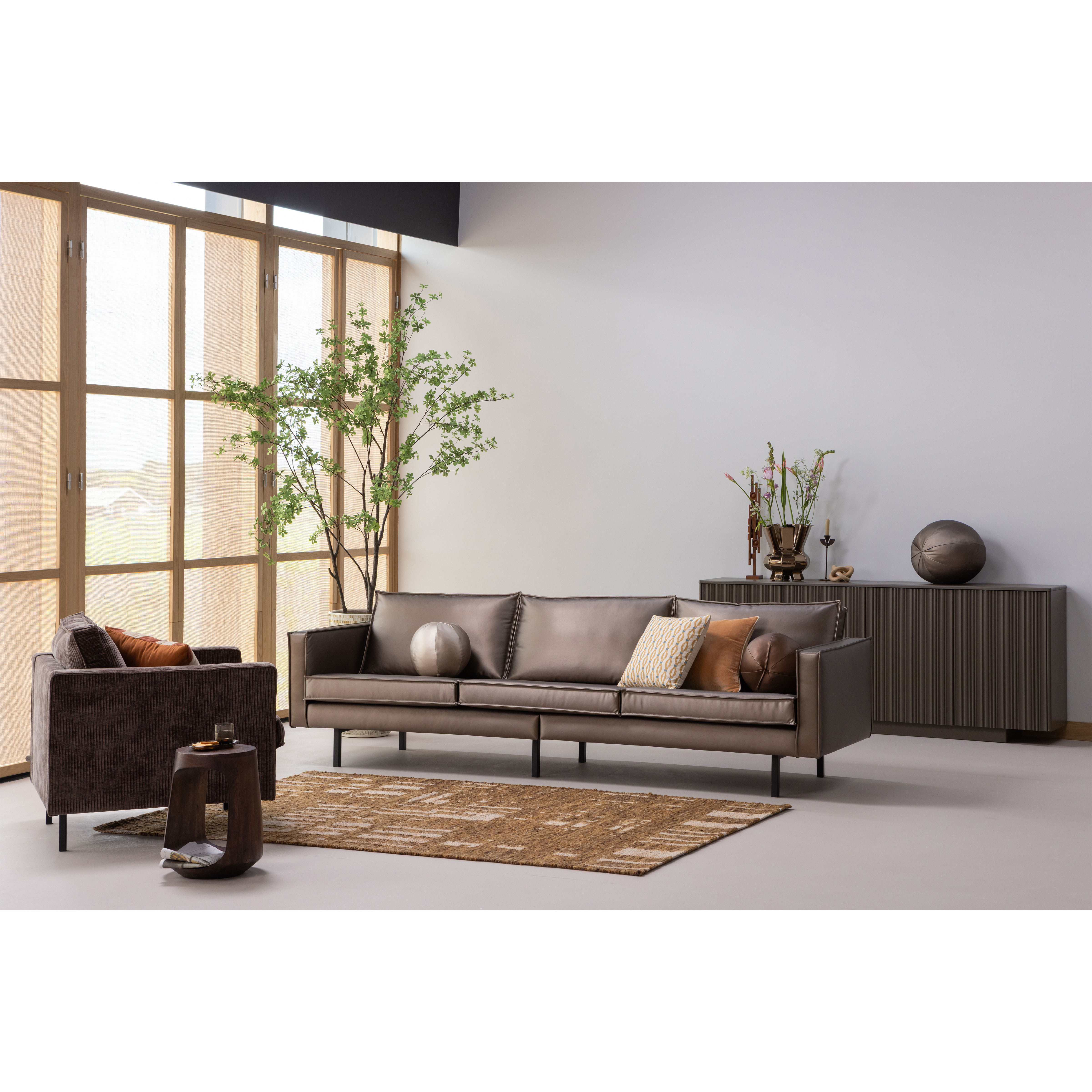 800543-CO-377624-B-377541-W-377744-NA-377744-WB-02_SF_WP_Rodeo_3-zits_Ian_vloerkleed_Bayo_bijzettafel_Rodeo_bal.png?auto=webp&format=png&width=1500&height=1500