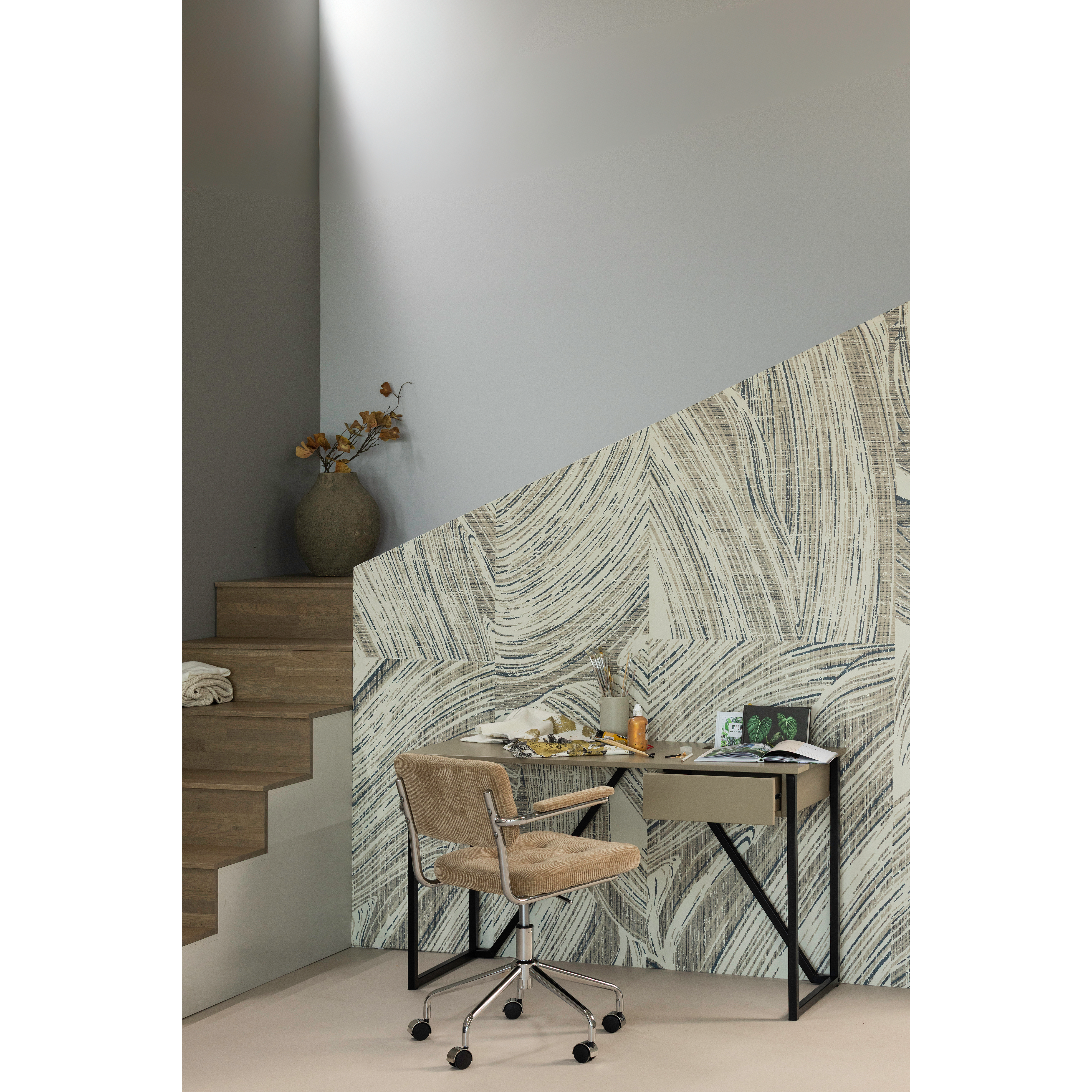 373899-M-377538-D-01_SF_ES_New_Julius_bureau_grenen_mud__Kova_bureaustoel_geweven_ribstof_donkerzand.png?auto=webp&format=png&width=1500&height=1500