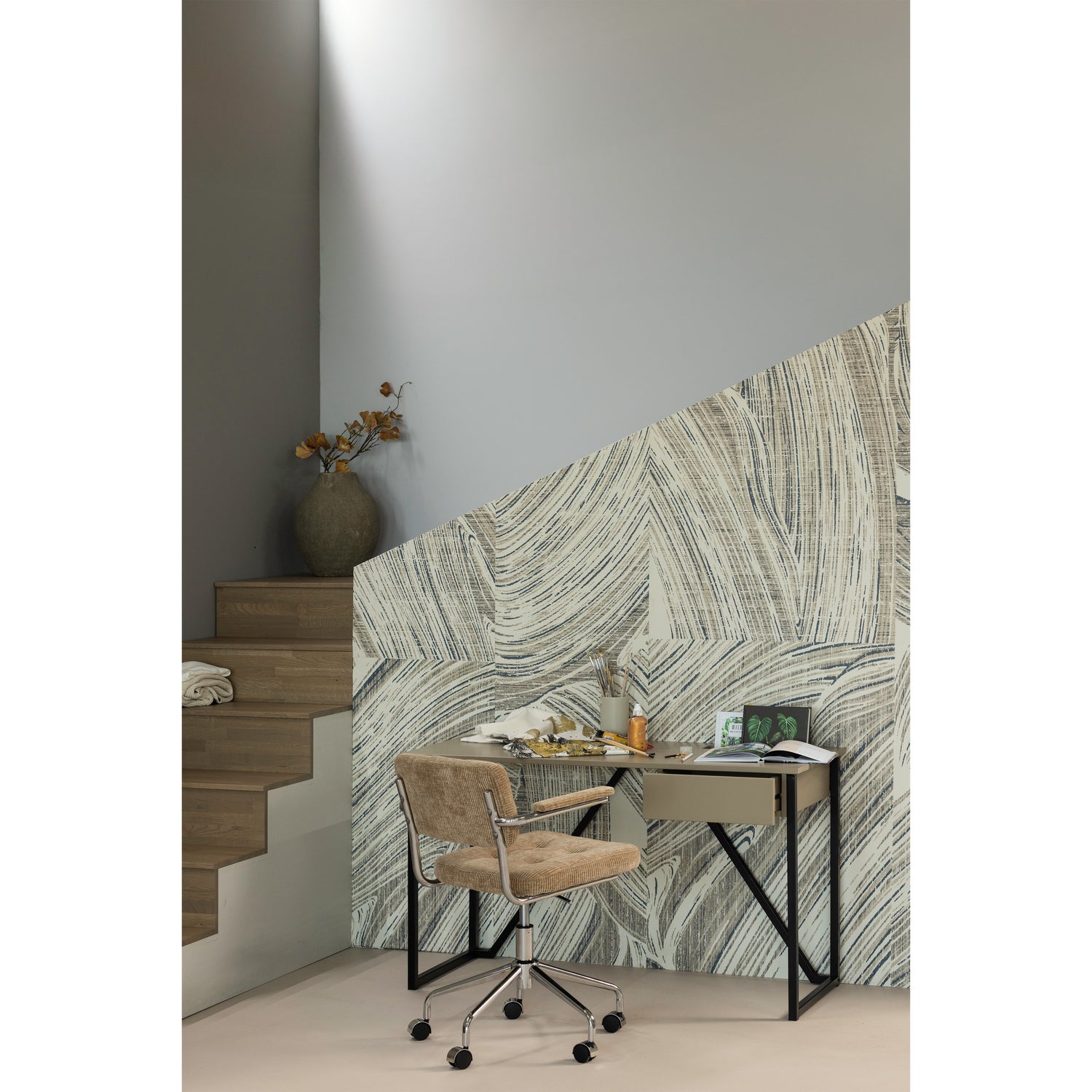 373899-M-377538-D-01_SF_ES_New_Julius_bureau_grenen_mud__Kova_bureaustoel_geweven_ribstof_donkerzand.png?auto=webp&format=png&width=1500&height=1500