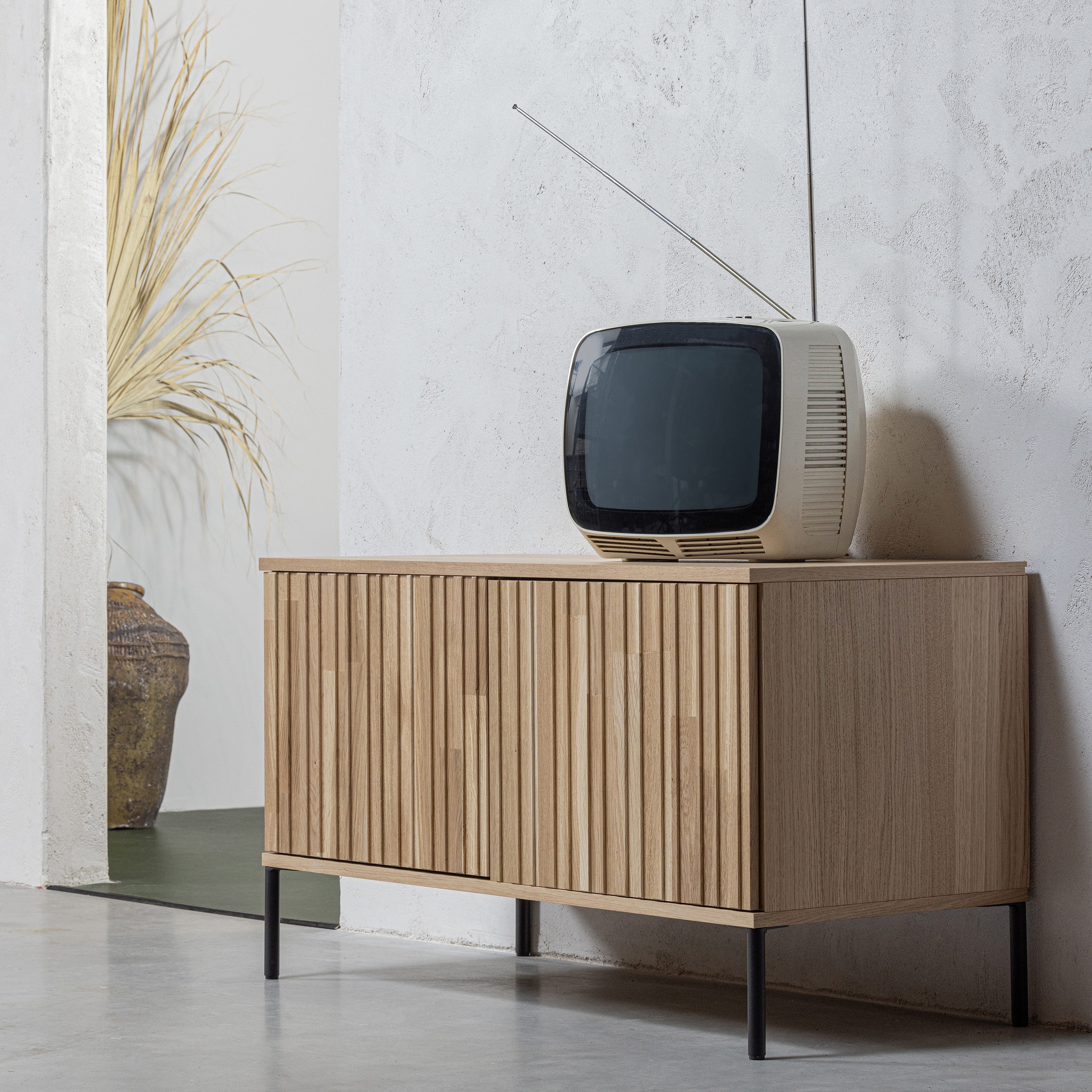 373472-B-01_SF_WE_New_gravure_tv_meubel_100cm_blanke_lak_VIERKANT.jpg?auto=webp&format=png&width=1500&height=1500