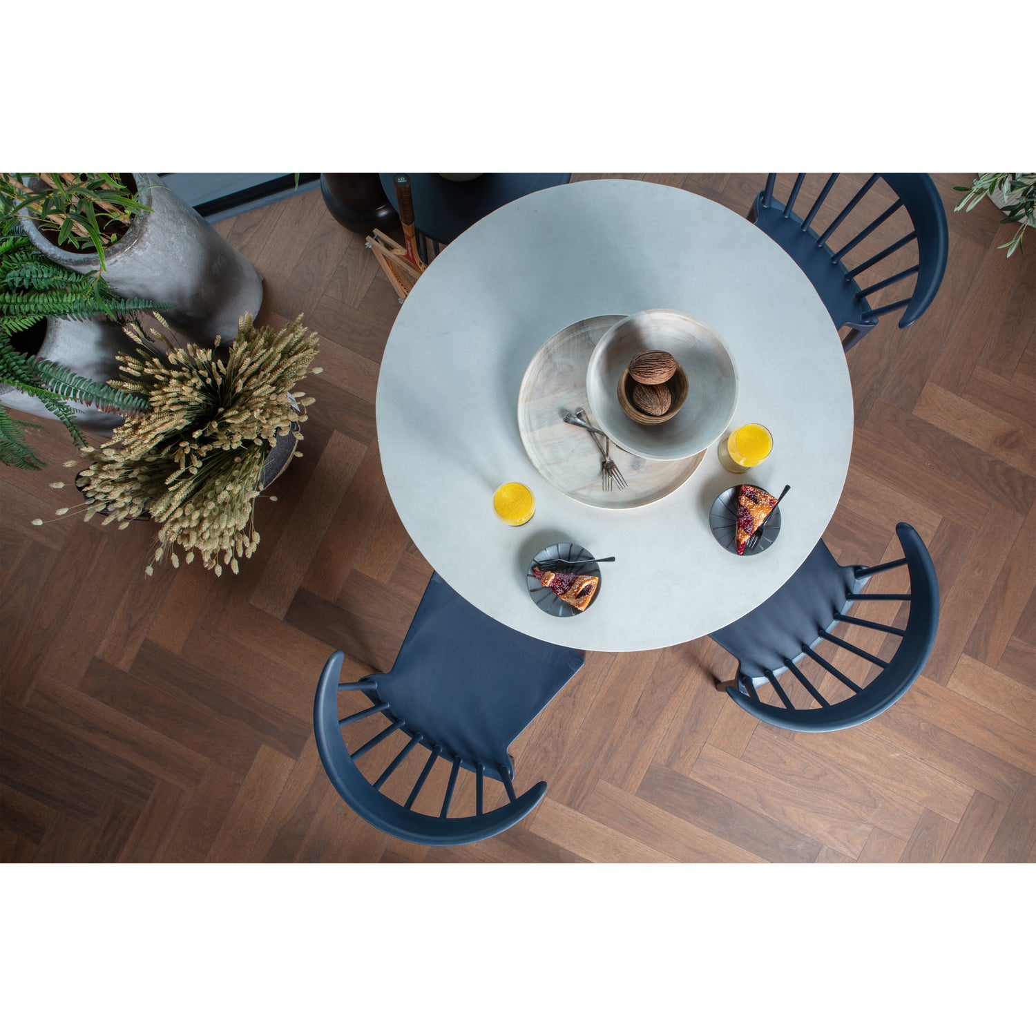 373343-W-378634-I-02_SF_FA_Damon_eettafel_Bliss_spijlenstoel_inkt_Boy_bijzettafel_inkt.jpg?auto=webp&format=png&width=1500&height=1500