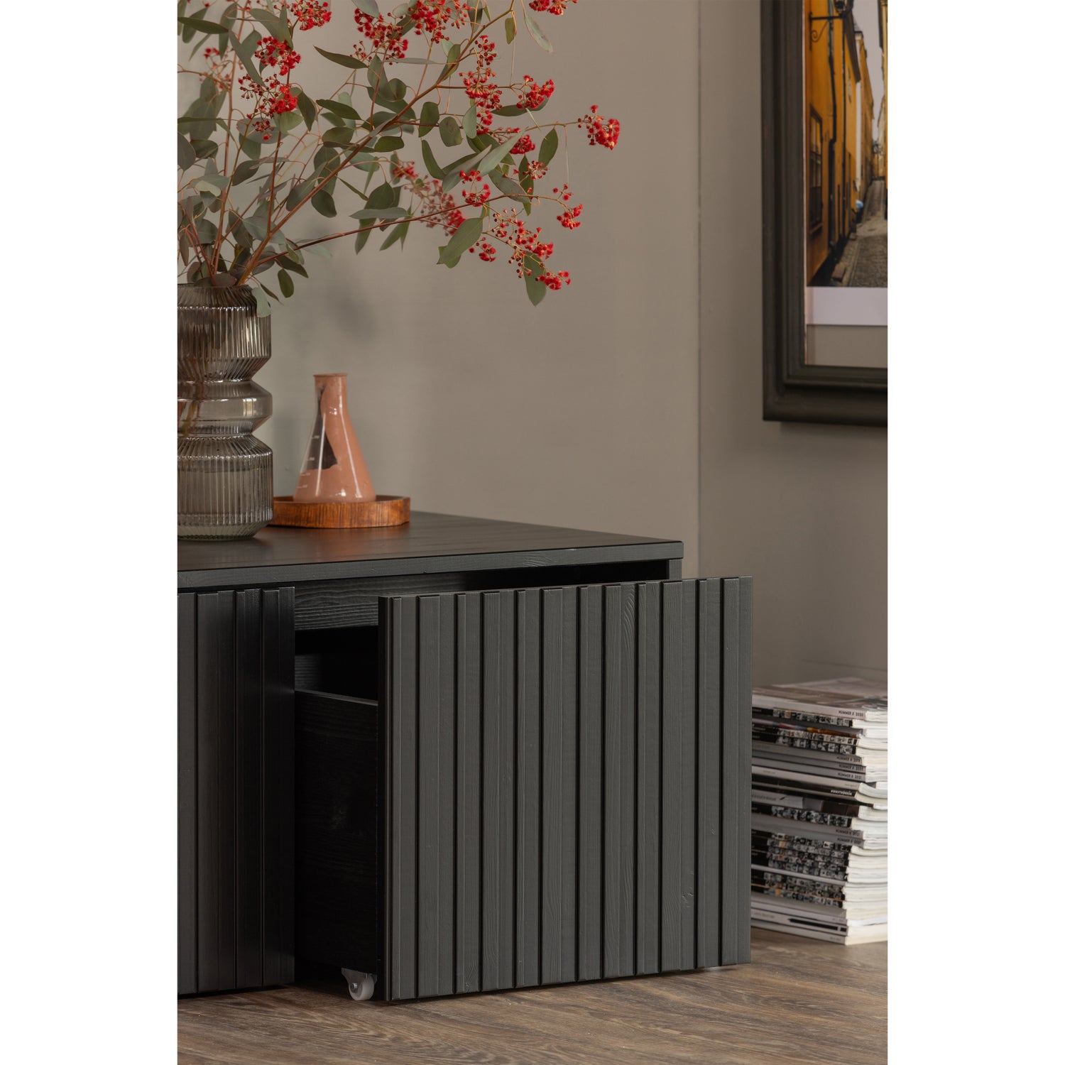 374040-Z-373530-G-02_SF_WE_New_gravure_kistbank_zwart_Lyle_vaas_warm_groen.jpg?auto=webp&format=png&width=1500&height=1500