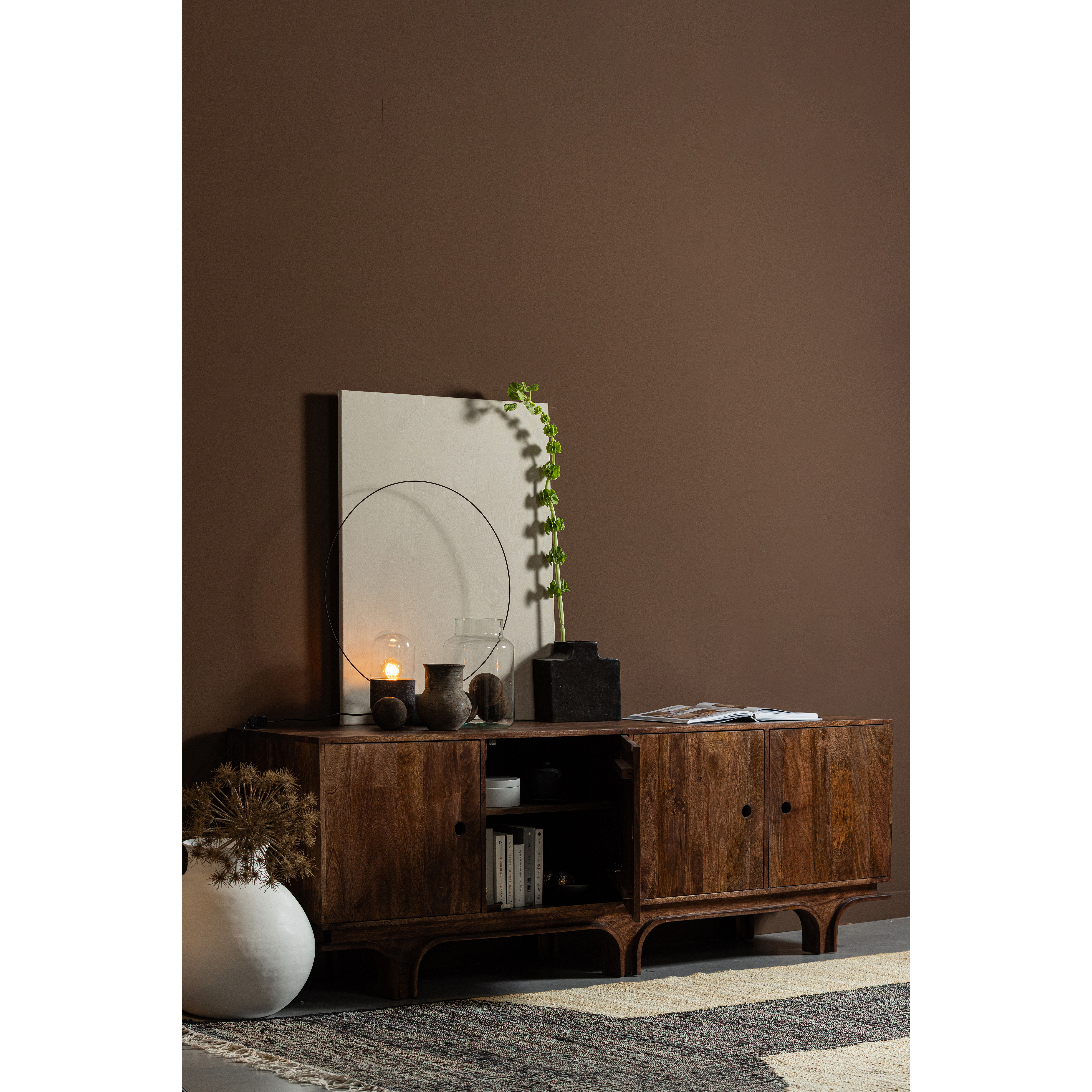 377359-W-801197-M-340516-N-02_SF_WE_Staes_dressoir_4_deurs_walnoot_Vicing_Lias.jpg?auto=webp&format=png&width=1500&height=1500