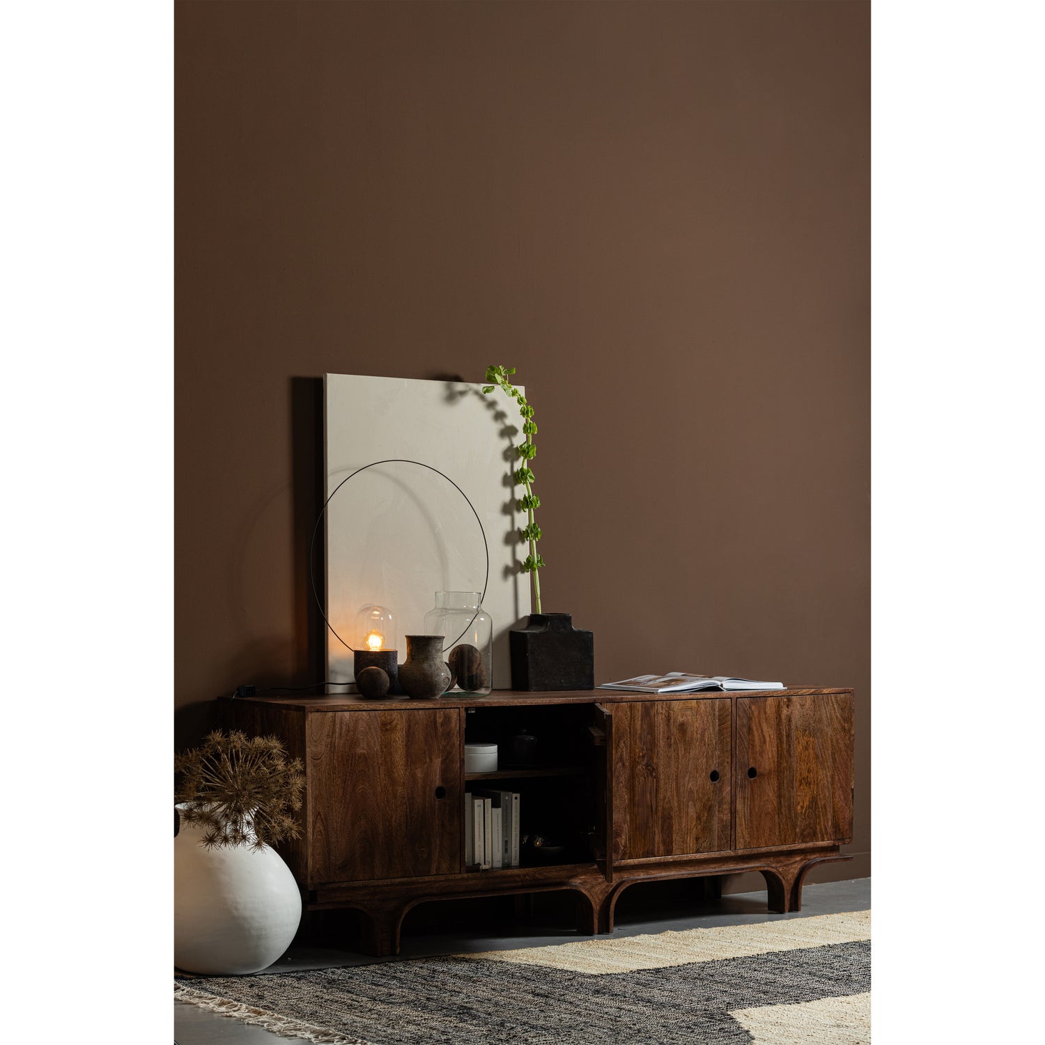 377359-W-801197-M-340516-N-02_SF_WE_Staes_dressoir_4_deurs_walnoot_Vicing_Lias.jpg?auto=webp&format=png&width=1500&height=1500