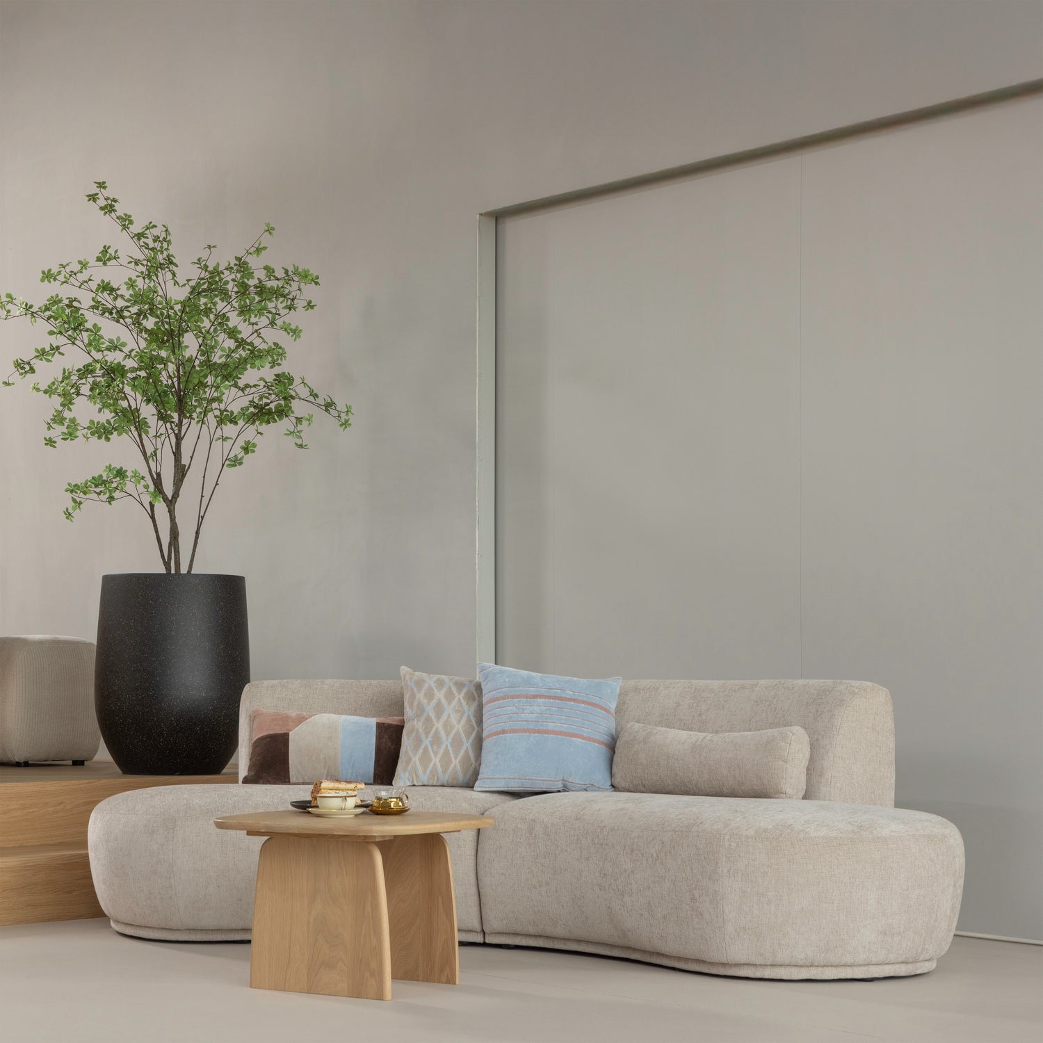 377565-NB-377657-VZ-377657-VZ-377654-VZ-377665-TP-01_SF_ES_Batavier_half_ronde_bank_4-zits_Tablo_salontafel_60cm_Laon_kussens_vierkant.png?auto=webp&format=png&width=1500&height=1500