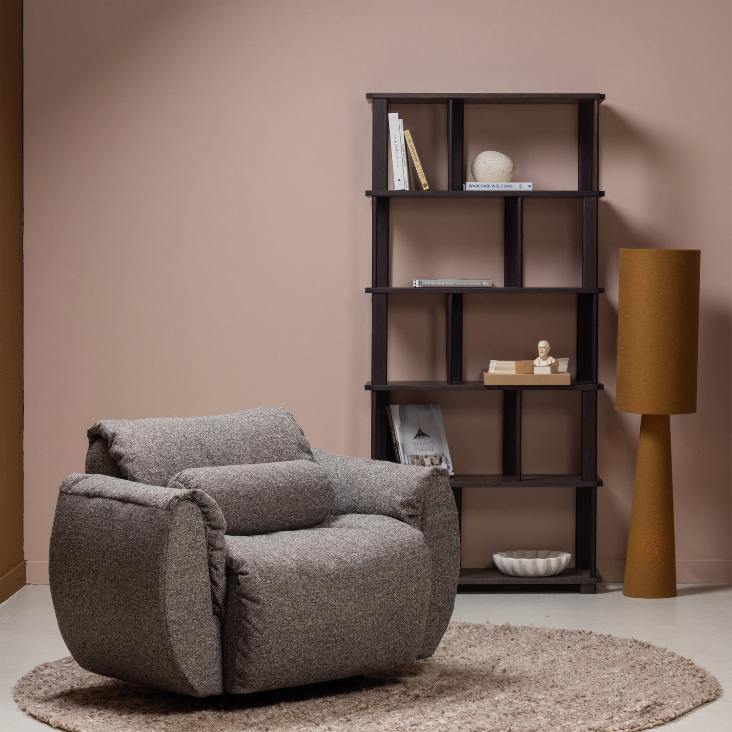 377526-WM-377499-M-801396-T-375050-B-01_SF_WE_Baggy_draaifauteuil_geweven_stof_warmgrijs_Riss_boekenkast_Loft_vloerlamp_Efia_vloerkleed_vierkant.jpg?auto=webp&format=png&width=1500&height=1500