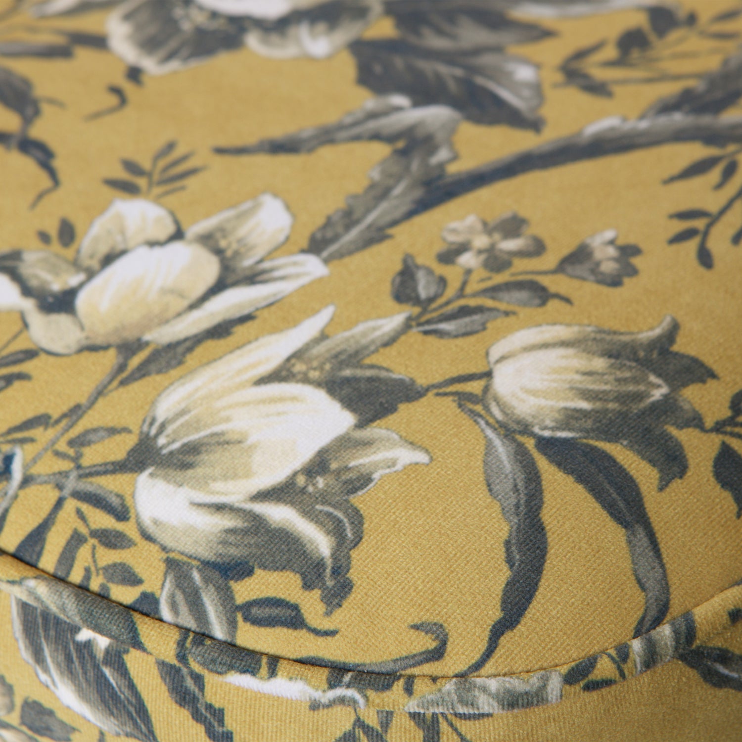 800748-40-01_VS_BP_Vogue_fauteuil_fluweel_poppy_mosterd_detail.jpg?auto=webp&format=png&width=1500&height=1500