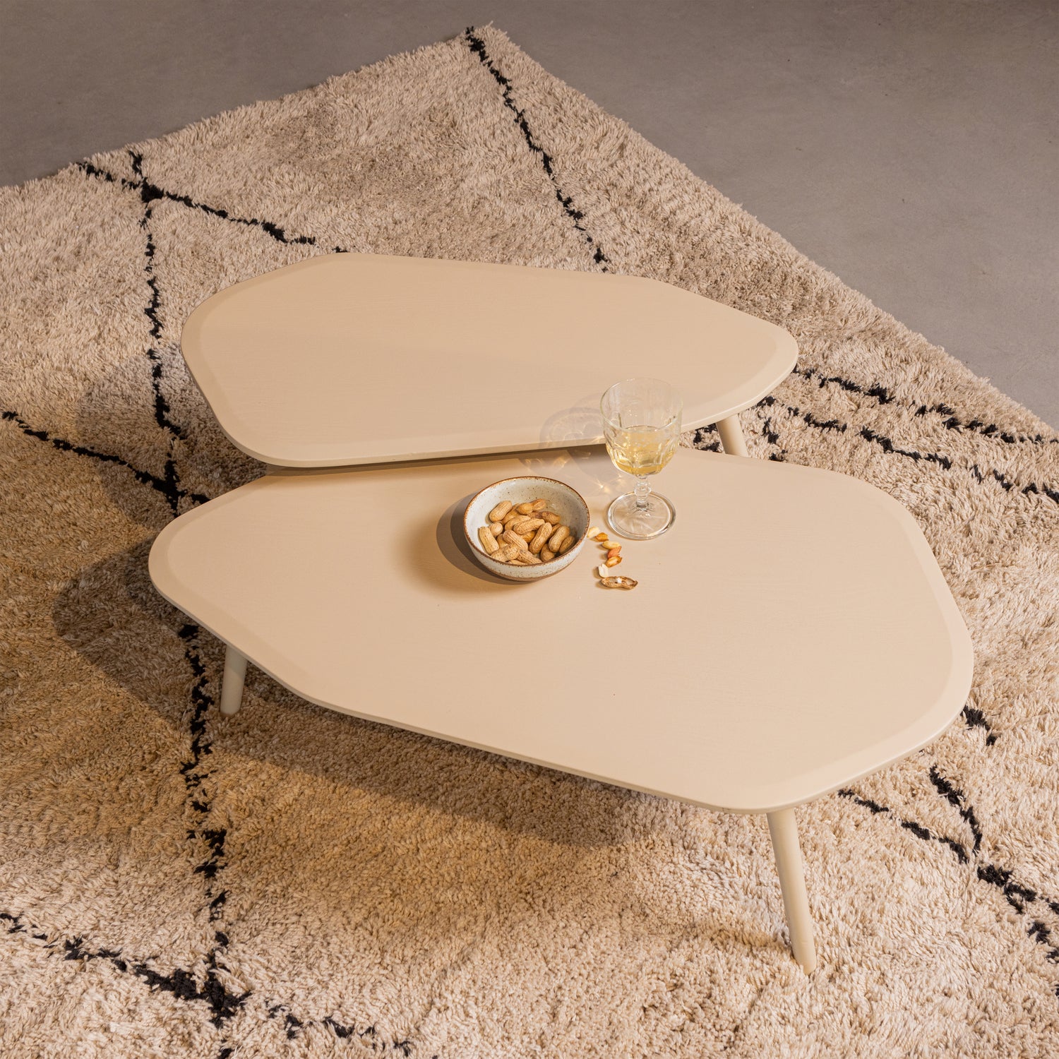 374054-D-377264-O-01_SF_WE_Set_van_2_Davina_bijzettafels_dust_Cleo_vloerkleed_200x300cm_VIERKANT.jpg?auto=webp&format=png&width=1500&height=1500