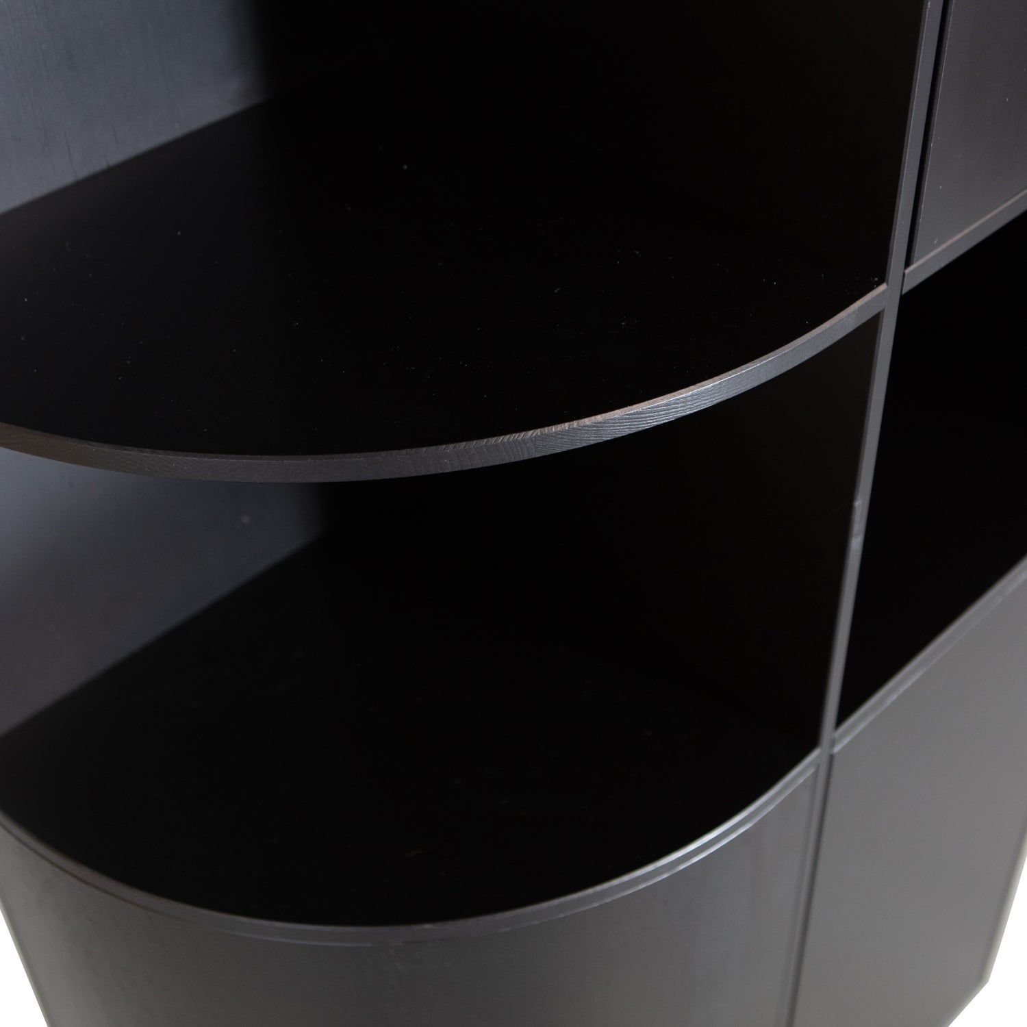 373457-Z-01_VS_WE_Finca_opbergkast_rond_links_78cm_zwart_detail.jpg?auto=webp&format=png&width=1500&height=1500