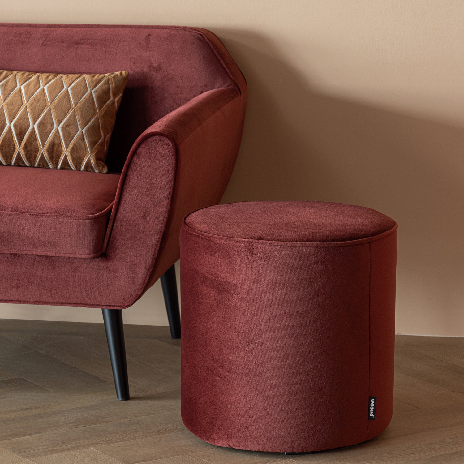 350409-BR_01_SF_Sara_poef_hoog_velvet_bordeauxrood_vierkant.jpg?auto=webp&format=png&width=1500&height=1500