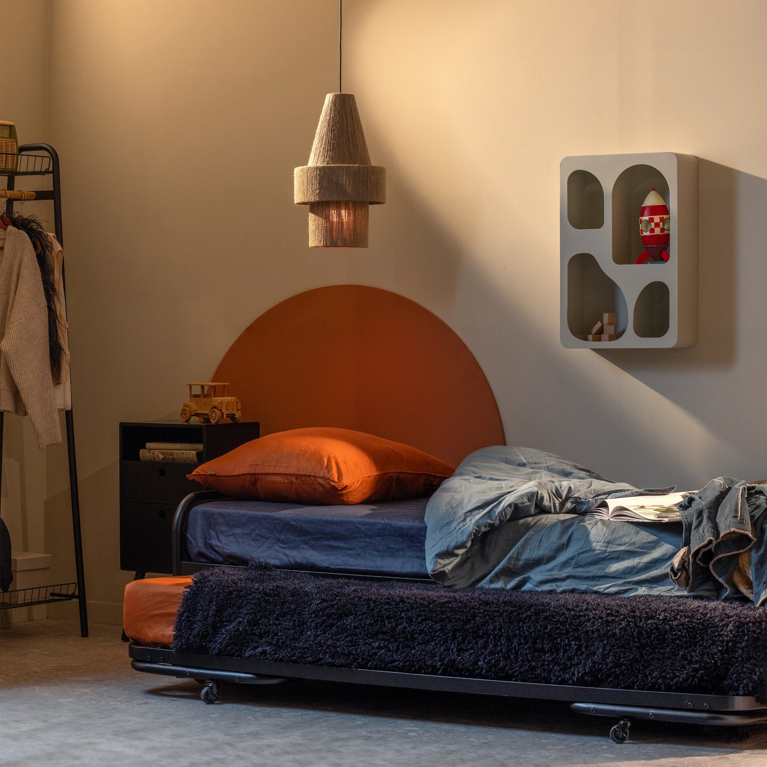 374065-Z-374064-Z-373962-N-374018-M-02_SF_FA_Lucy_eenpersoonsbed_met_onderschuifbed_Pepe_hanglamp_Brisa_VIERKANT.jpg?auto=webp&format=png&width=1500&height=1500