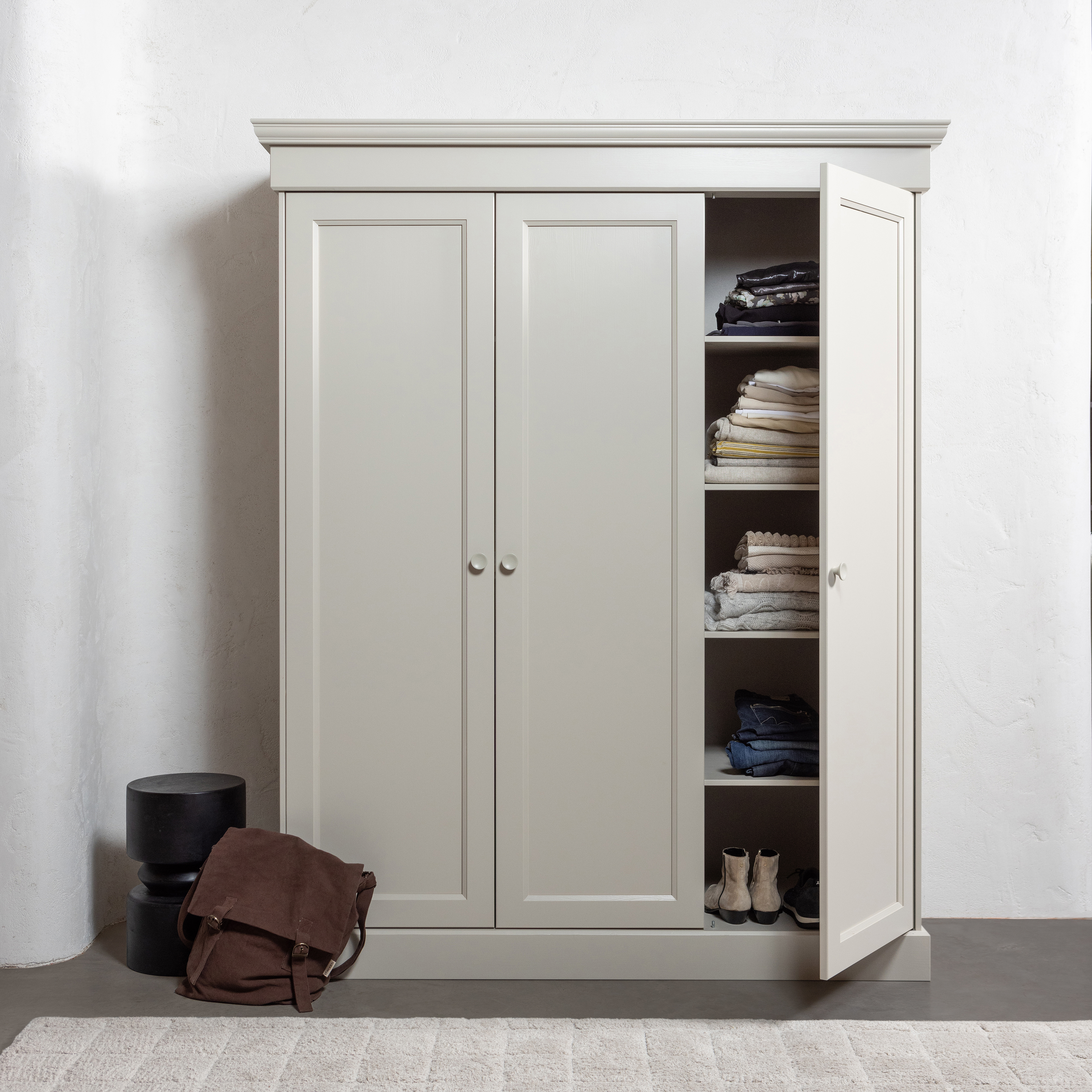 377510-DU-377358-B-01_SF_FA_Olivia_kledingkast_dust_Tuve_bijzettafel.jpg?auto=webp&format=png&width=1500&height=1500