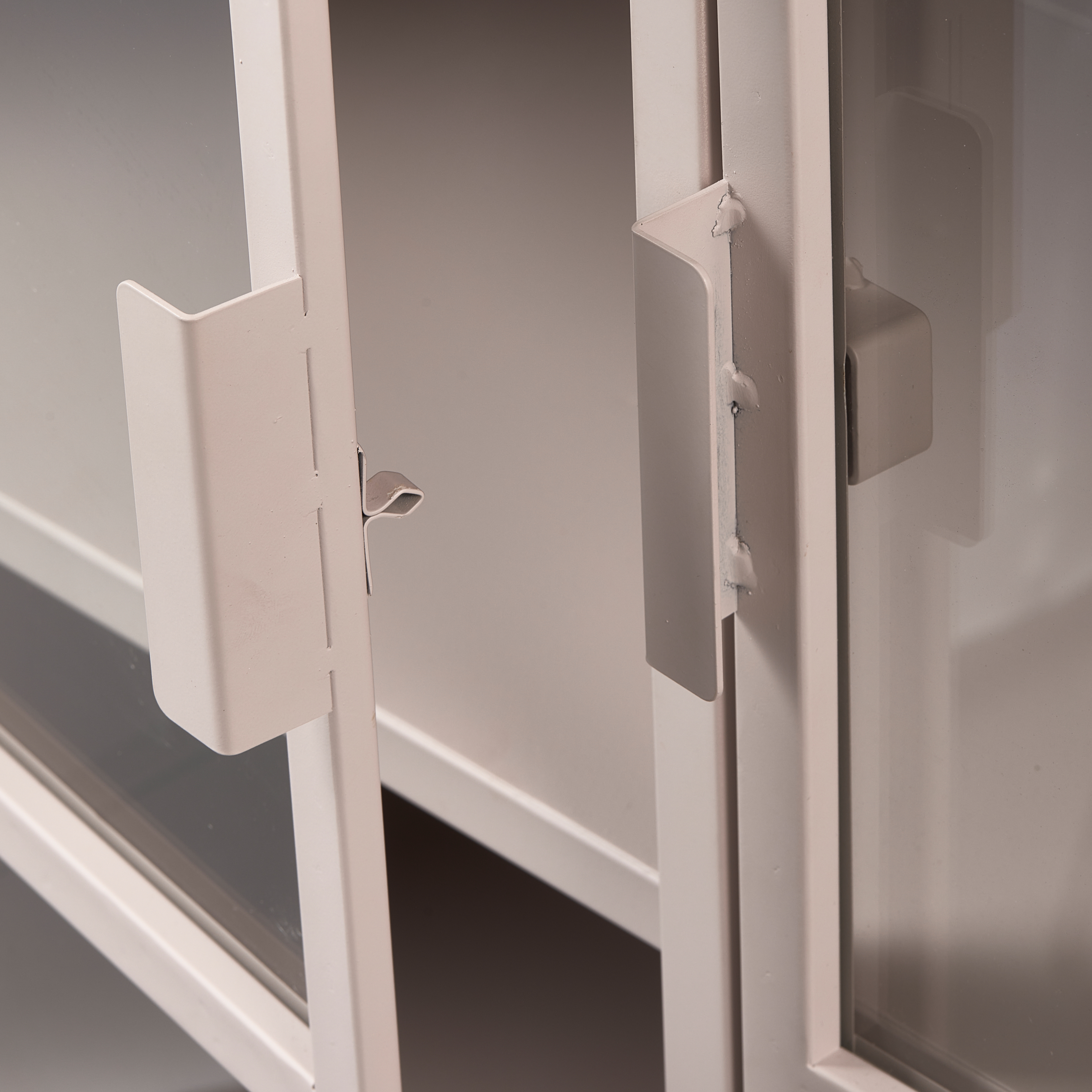 373700-S-01_VS_FA_Ronja_vitrinekast_XL_metaal_soft_pink_detail.png?auto=webp&format=png&width=1500&height=1500