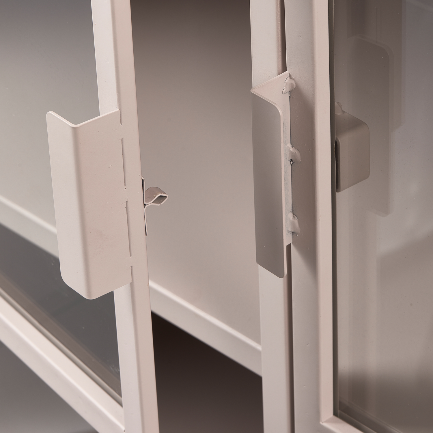 373700-S-01_VS_FA_Ronja_vitrinekast_XL_metaal_soft_pink_detail.png?auto=webp&format=png&width=1500&height=1500