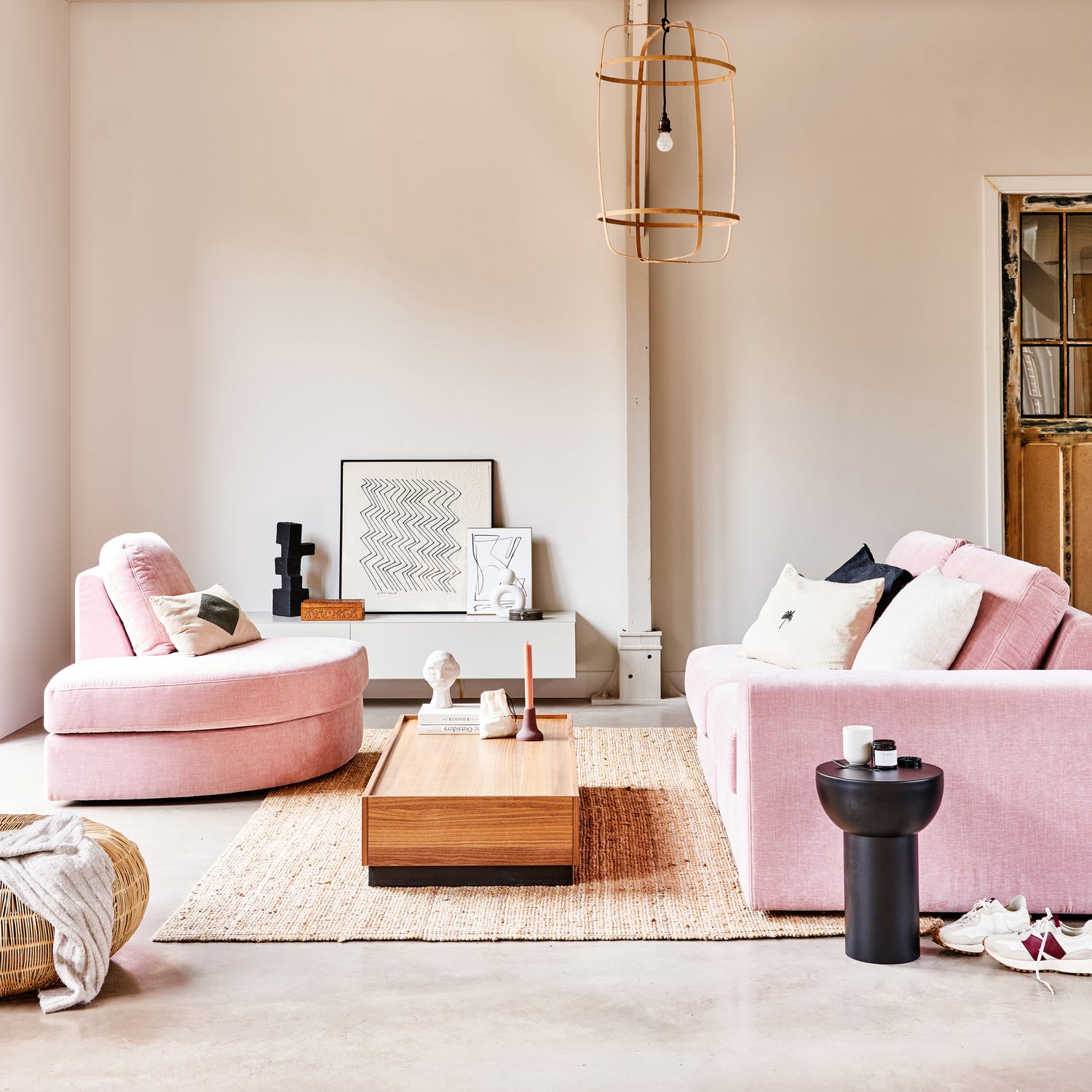 400453-R-400454-R-400455-R-375145-W-01_SF_VT_Family_1-zits_element_rechts_links_roze_Block_salontafel_walnootfineer_VIERKANT.jpg?auto=webp&format=png&width=1500&height=1500