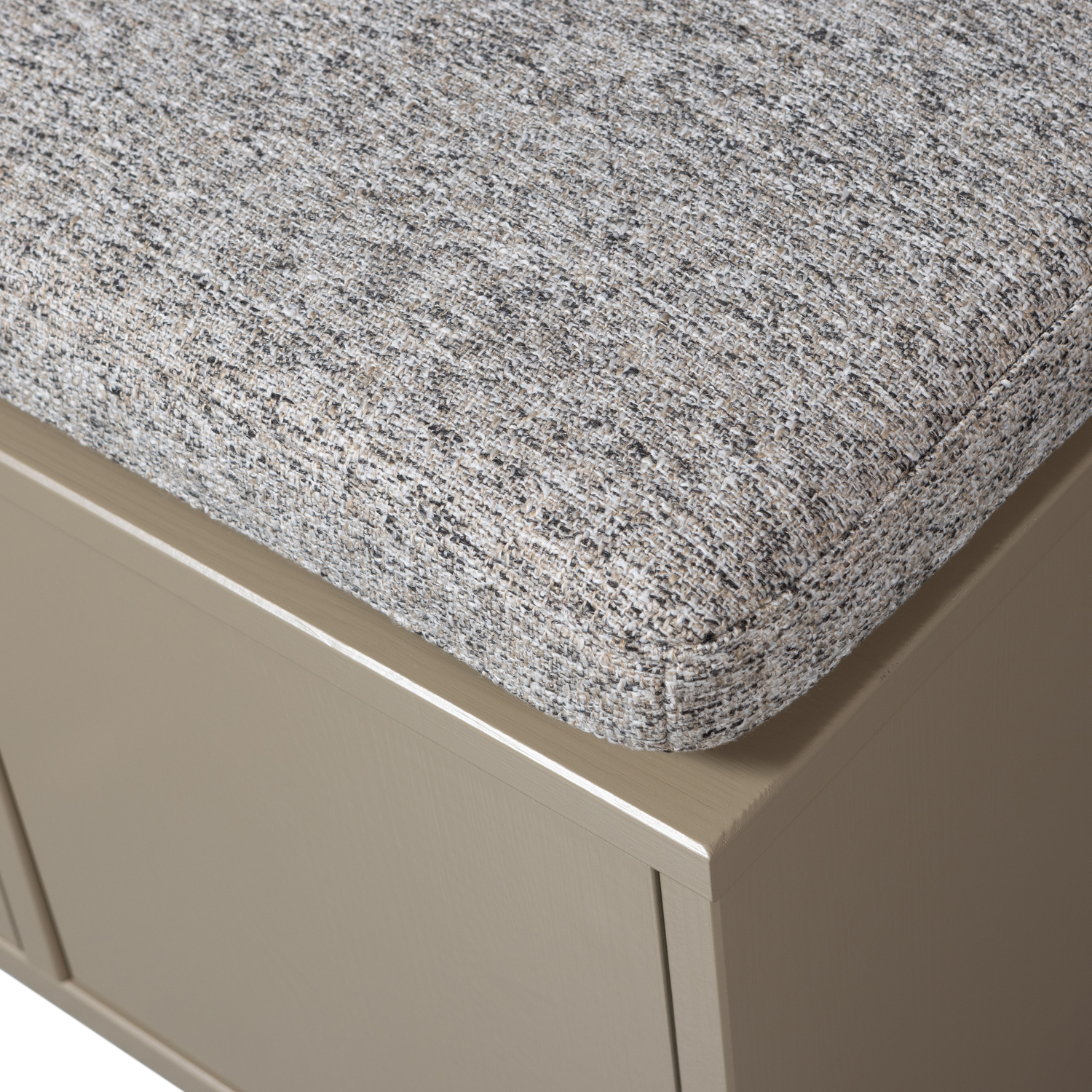 377438-M-01_VS_WE_Turner_opbergbank_grenen_mud_met_zitkussen_khaki_fsc_detail.png?auto=webp&format=png&width=1500&height=1500