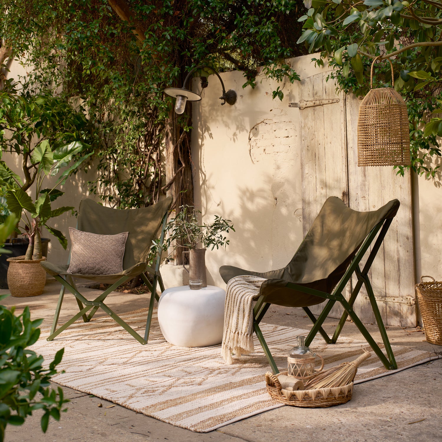 400464-G-375154-W-01_SF_VT_Lazy_afternoon_buitenstoel_Pebble_bijzettafel_vierkant.jpg?auto=webp&format=png&width=1500&height=1500